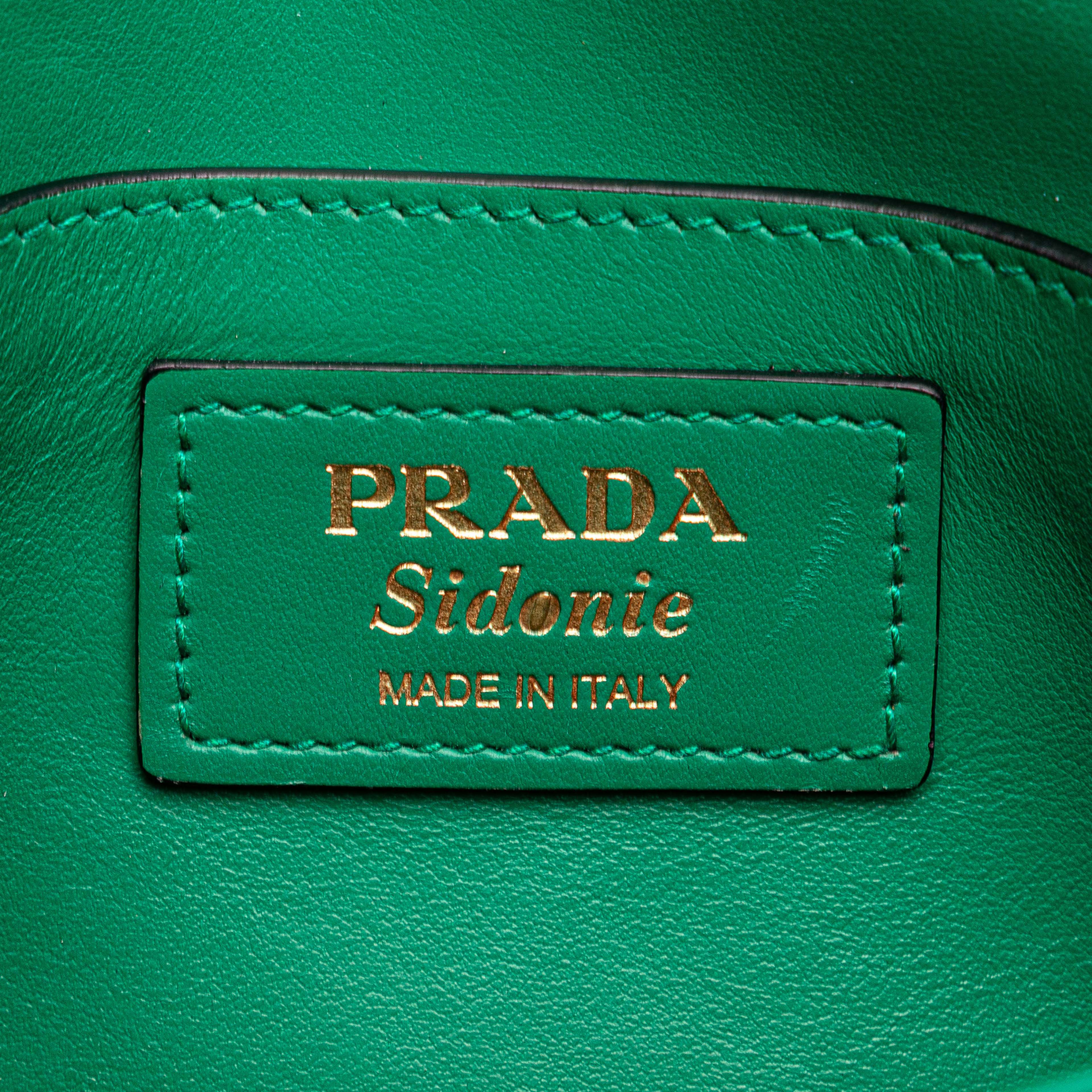 Prada Saffiano Sidonie Crossbody, från Luxclusif, i färgen green. Klicka för att öppna bilden i stort format