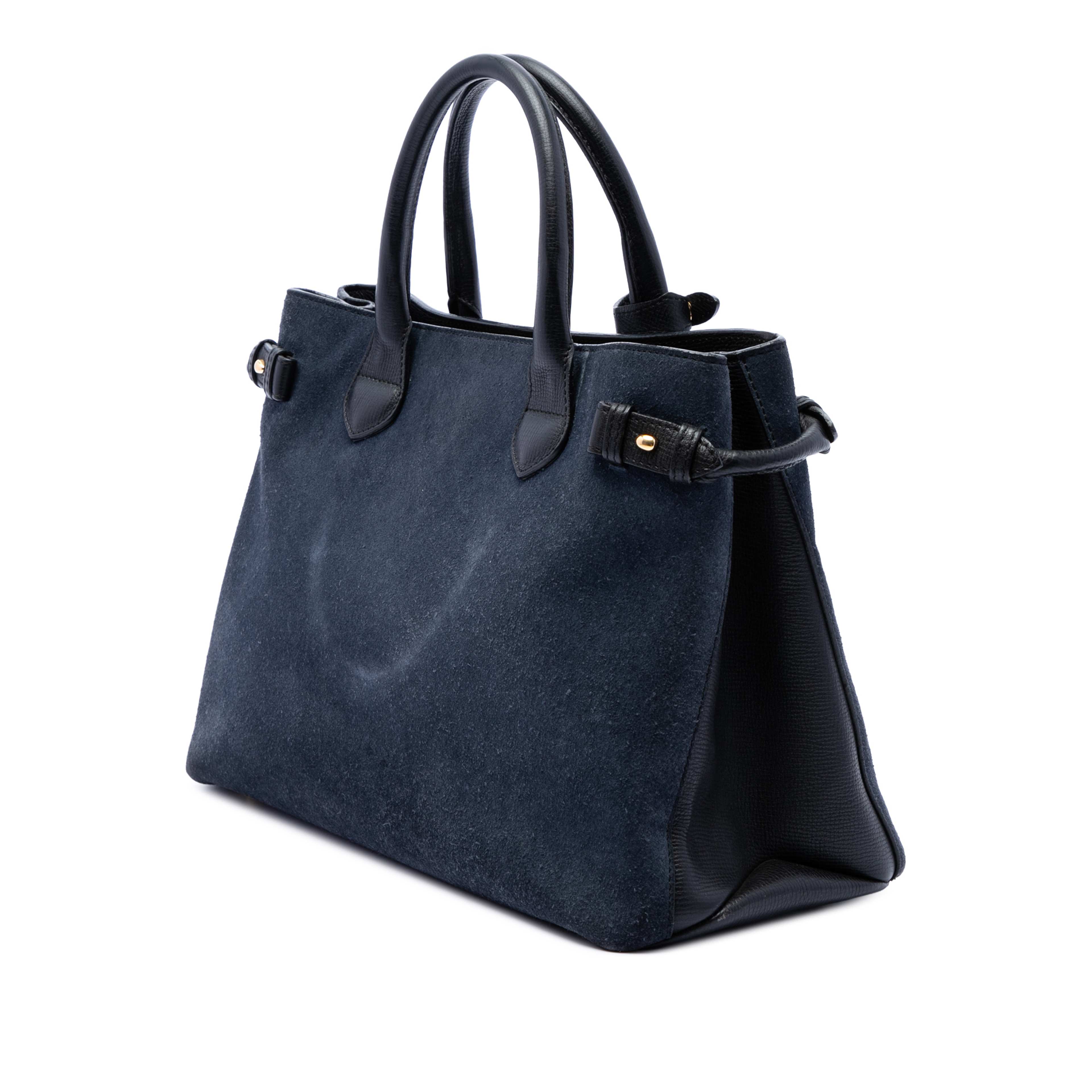 Burberry Medium Suede And Calfskin Banner Satchel, från Luxclusif, i färgen blå. Klicka för att öppna bilden i stort format