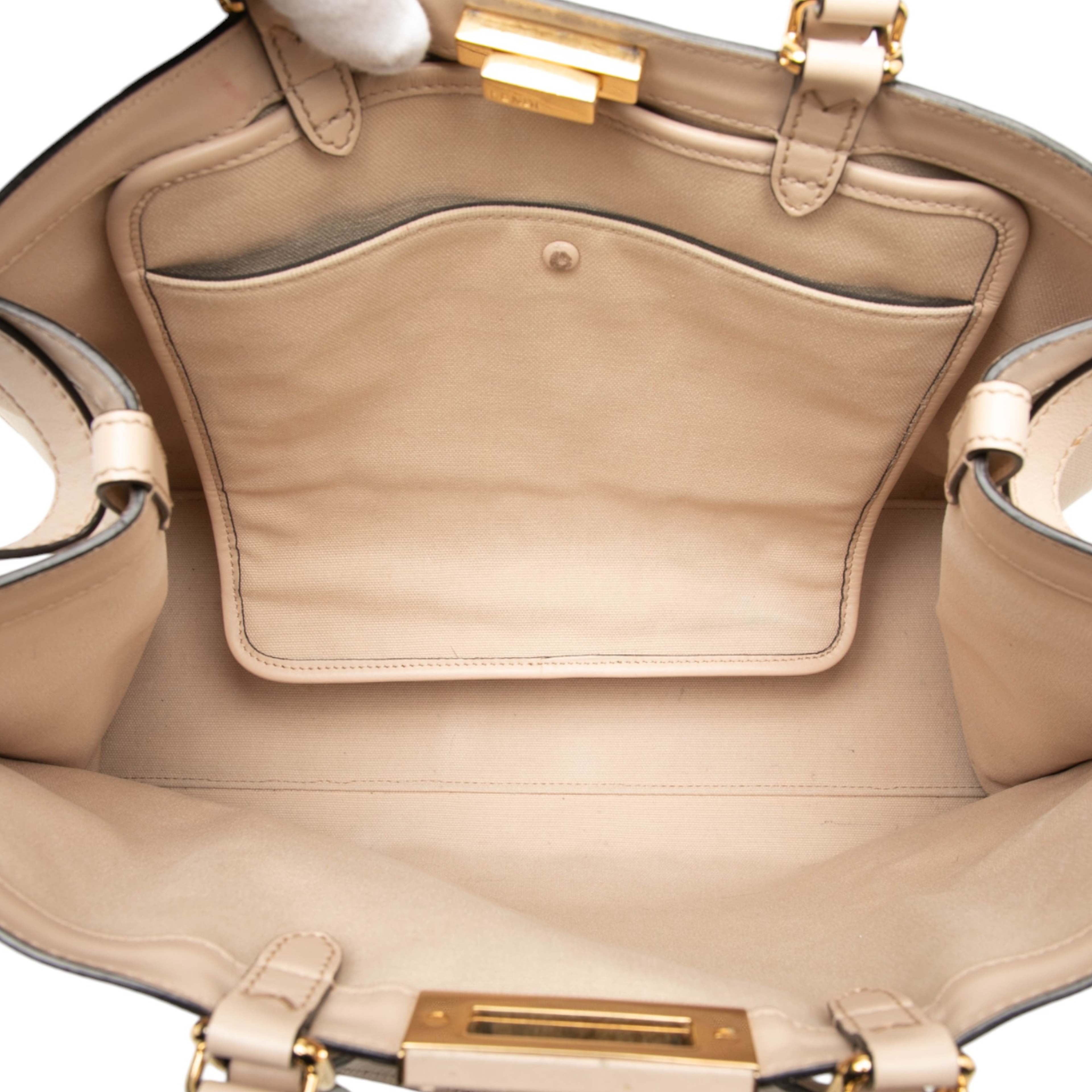 Fendi Zucca Embroidered Canvas Peekaboo X Tote, från Luxclusif, i färgen beige. Klicka för att öppna bilden i stort format