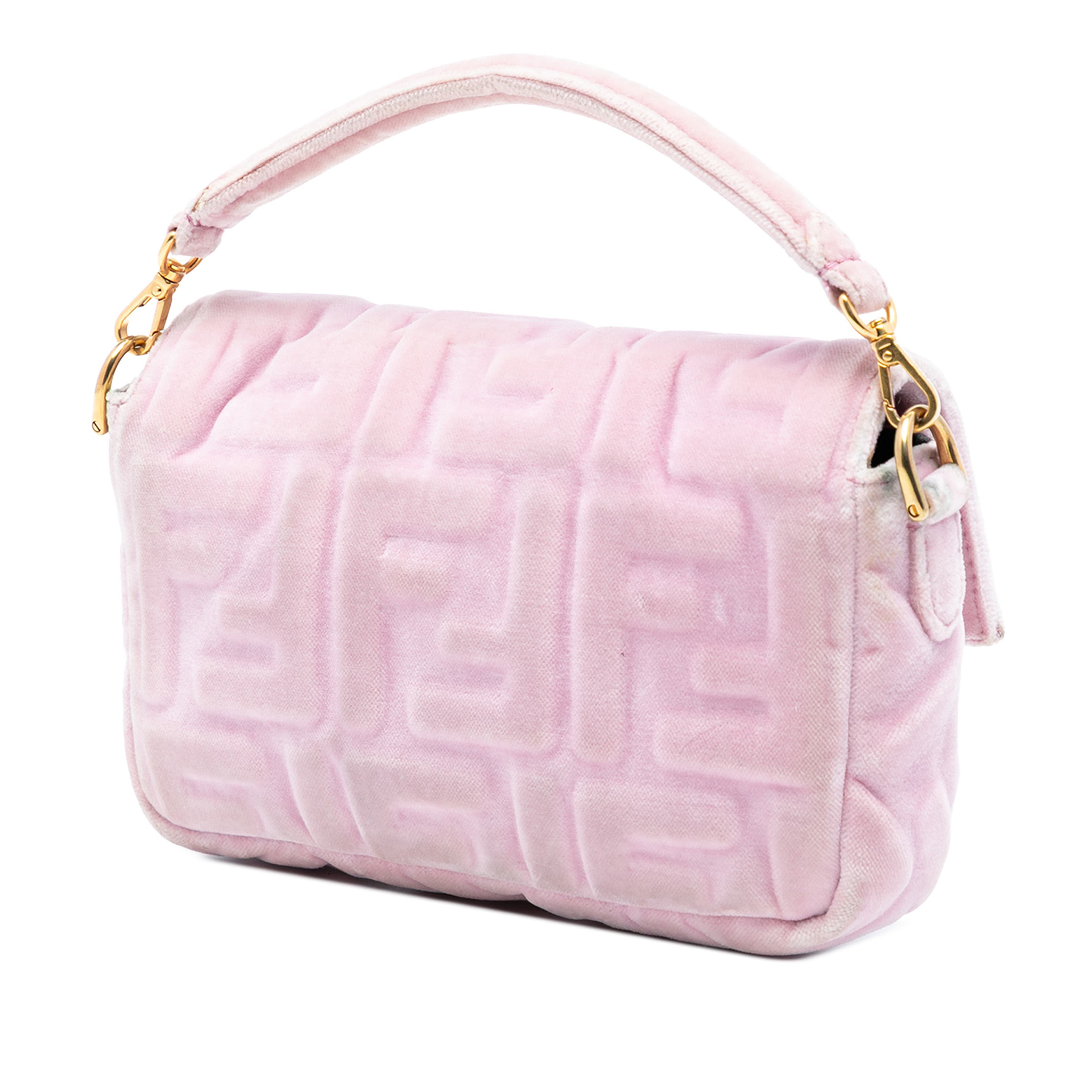 Fendi Mini Zucca Embossed Velvet Baguette Satchel, från Luxclusif, i färgen light pink. Klicka för att öppna bilden i stort format
