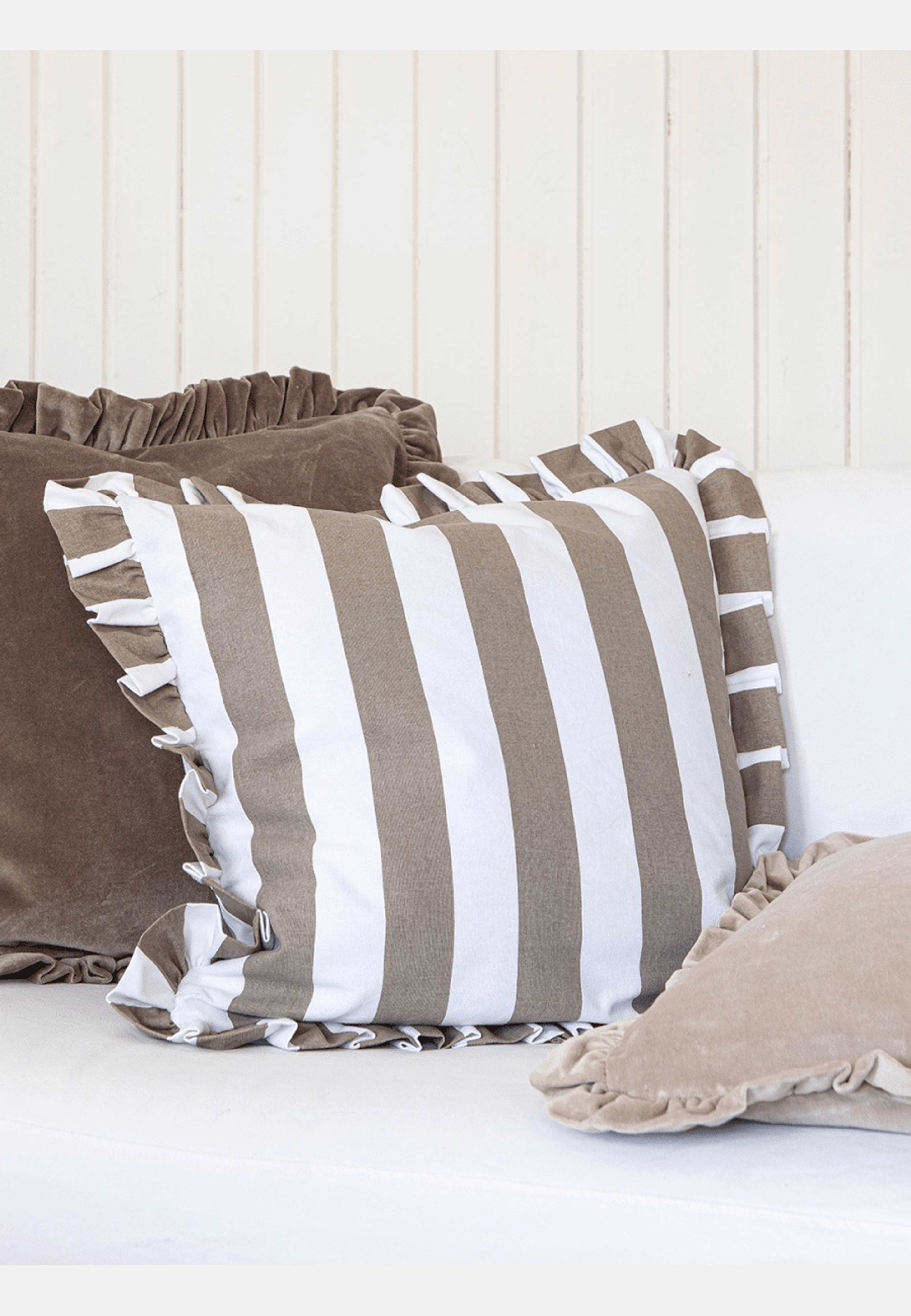 Kuddfodral Ruffle Stripes, från Classic Collection, i färgen beige. Klicka för att öppna bilden i stort format