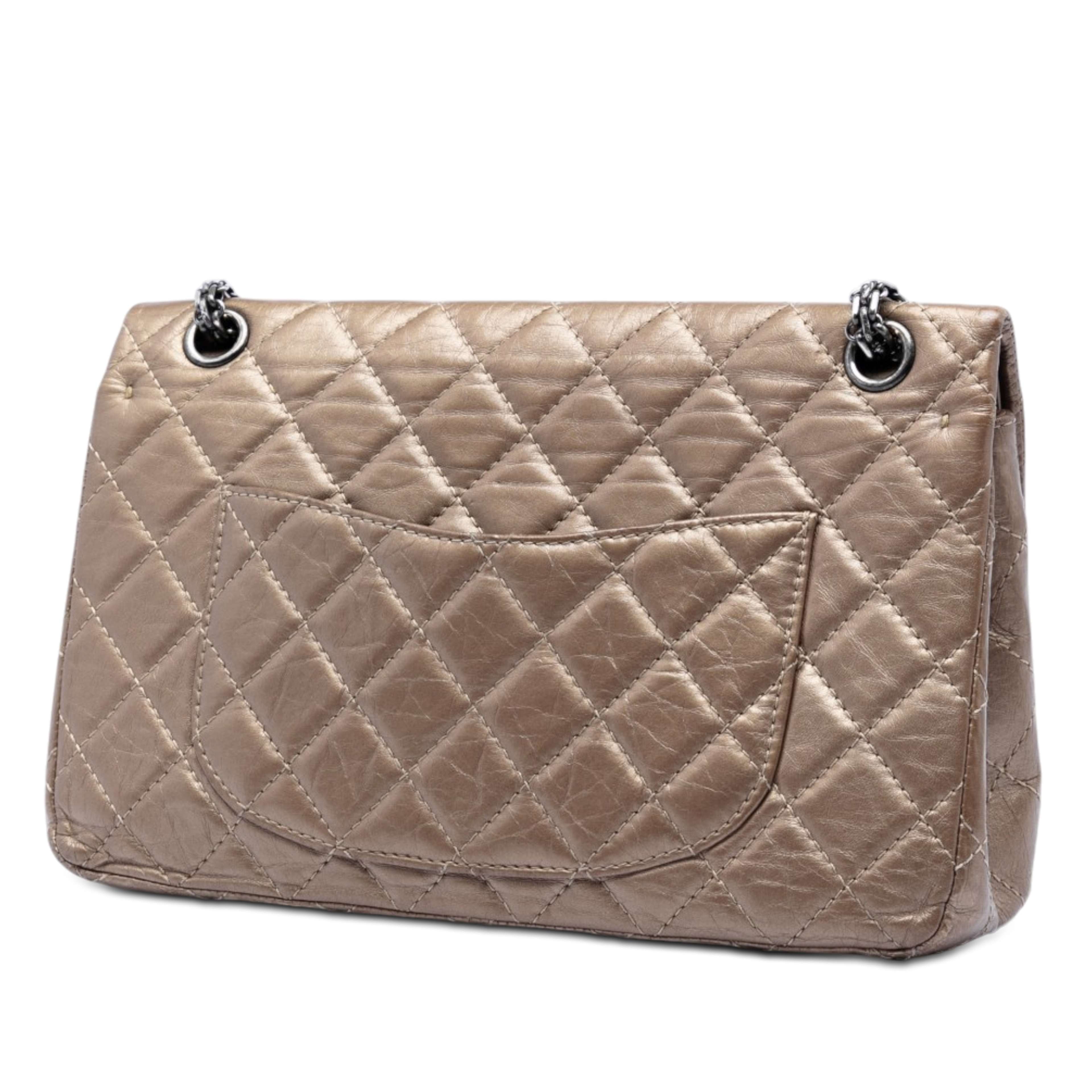 Chanel Quilted Metallic Aged Calfskin Reissue 2.55 Double Flap 226, från Luxclusif, i färgen bronze. Klicka för att öppna bilden i stort format