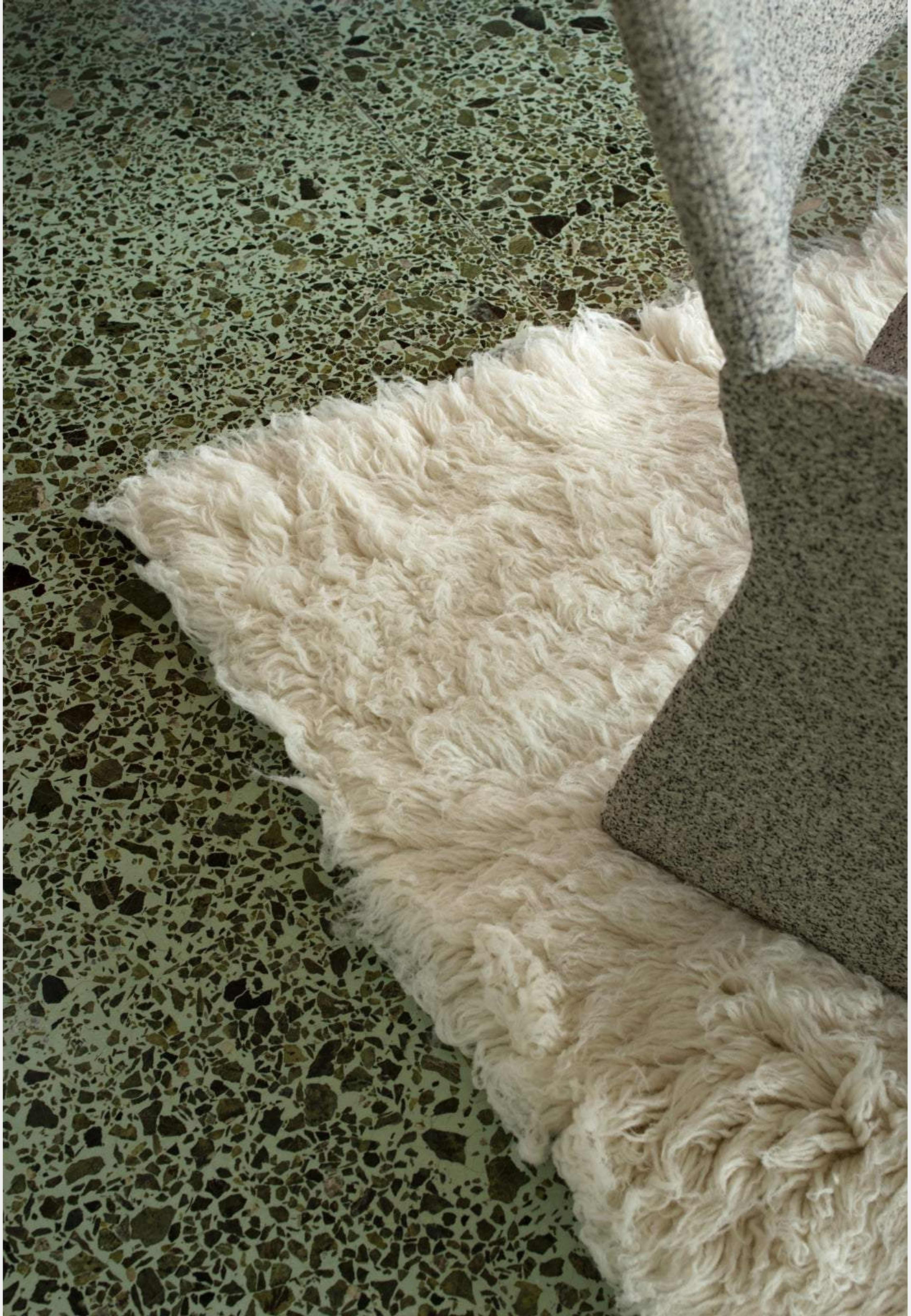 Shaggy Bone White, från Layered, i färgen bone white. Klicka för att öppna bilden i stort format