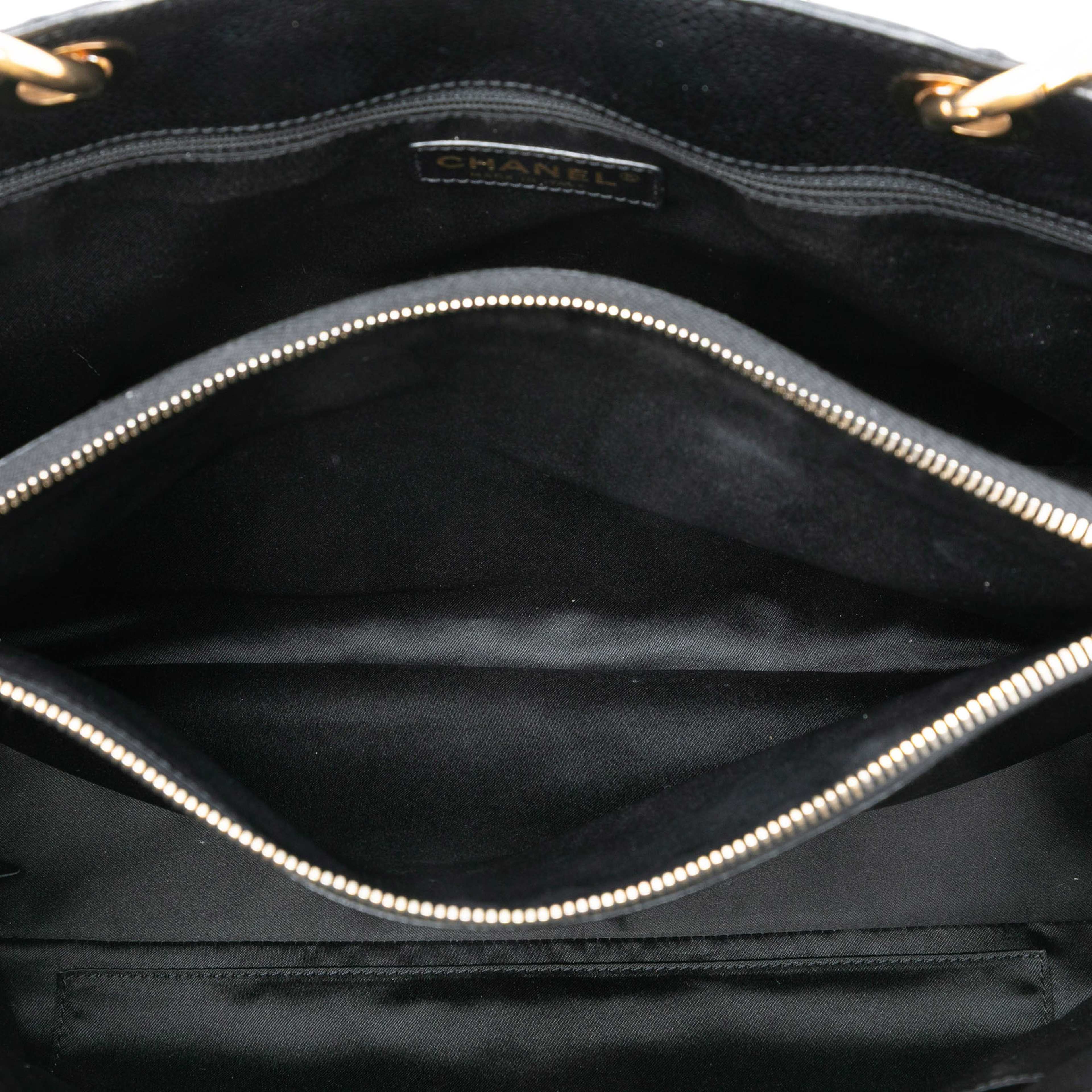 Chanel Caviar Grand Shopping Tote, från Luxclusif, i färgen black. Klicka för att öppna bilden i stort format