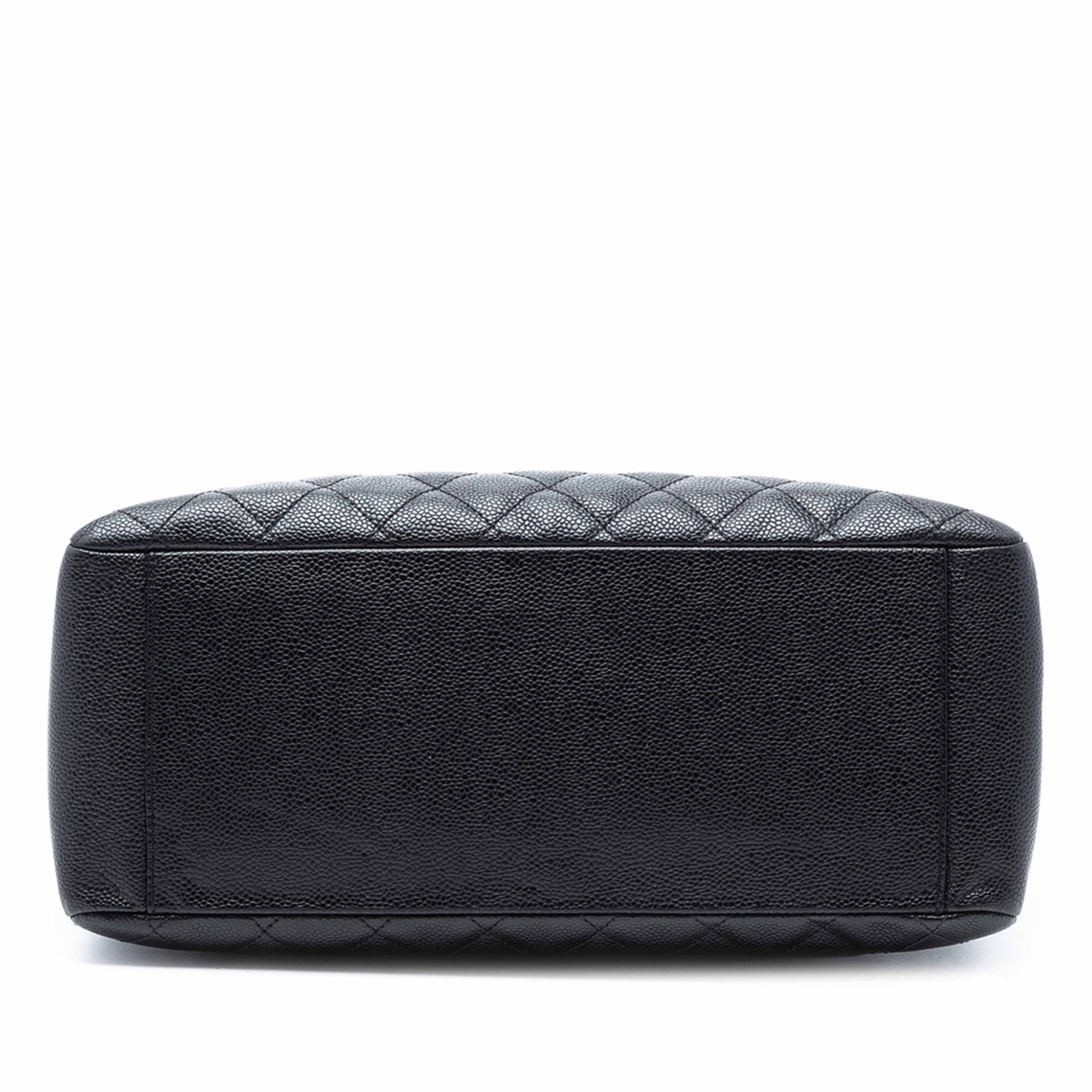 Chanel Caviar Grand Shopping Tote, från Luxclusif, i färgen svart. Klicka för att öppna bilden i stort format