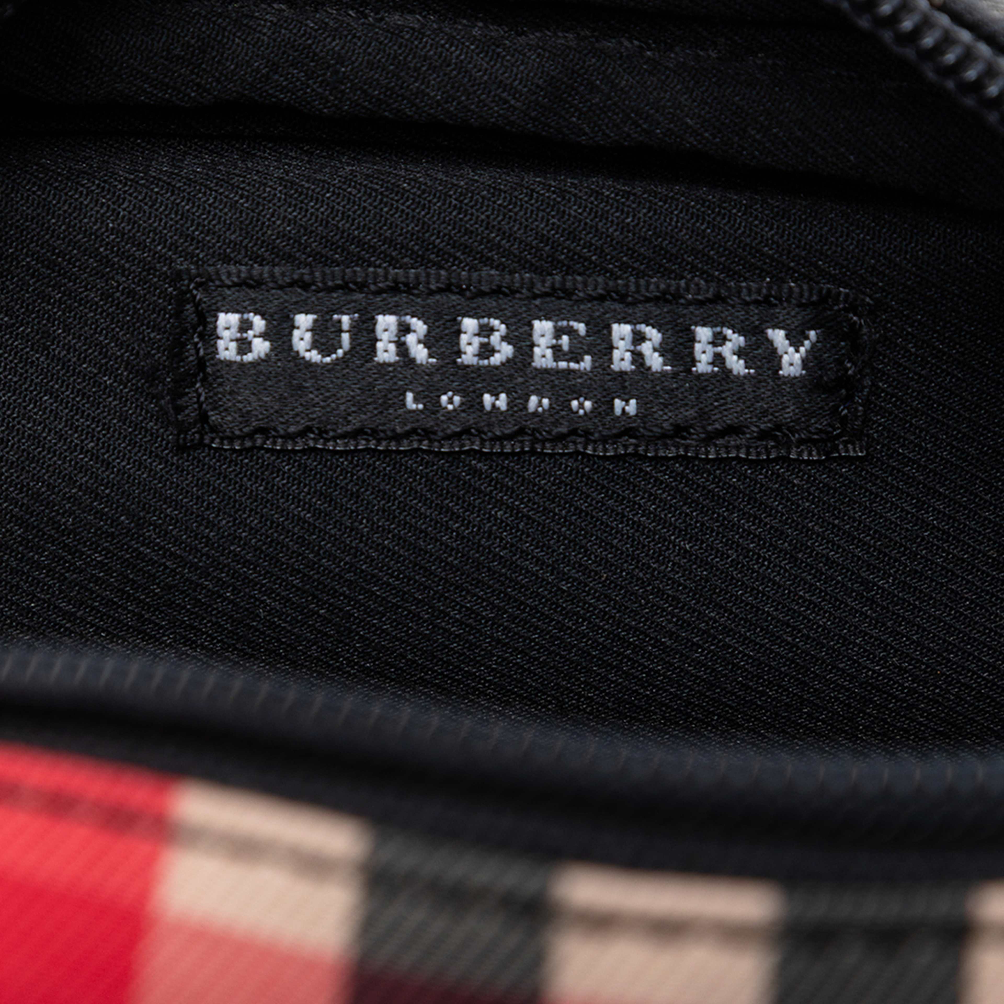 Burberry Exploded Check Canvas Pouch, från Luxclusif, i färgen red. Klicka för att öppna bilden i stort format