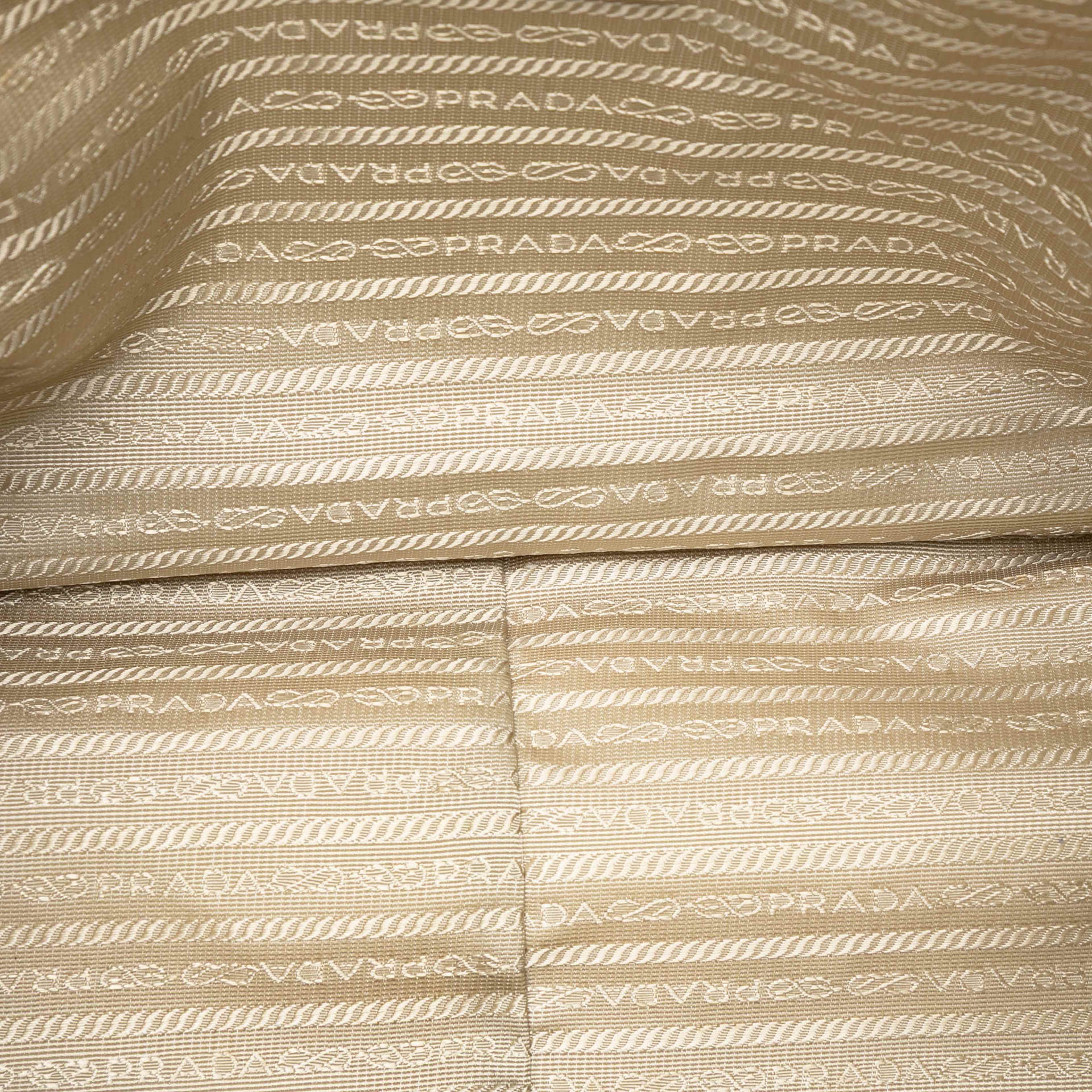 Prada Saffiano Lux Double Zip Tote, från Luxclusif, i färgen white. Klicka för att öppna bilden i stort format