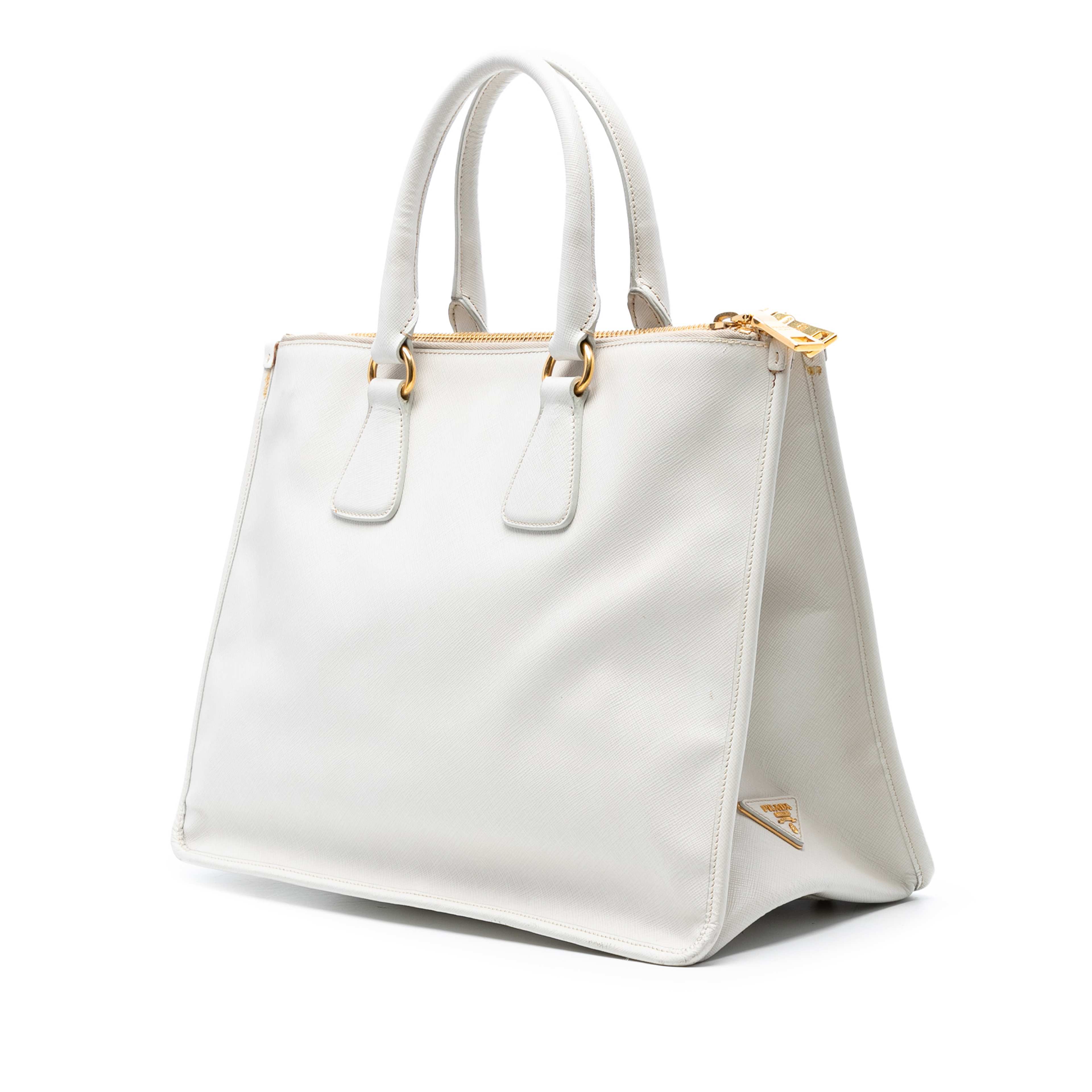 Prada Saffiano Lux Double Zip Tote, från Luxclusif, i färgen white. Klicka för att öppna bilden i stort format