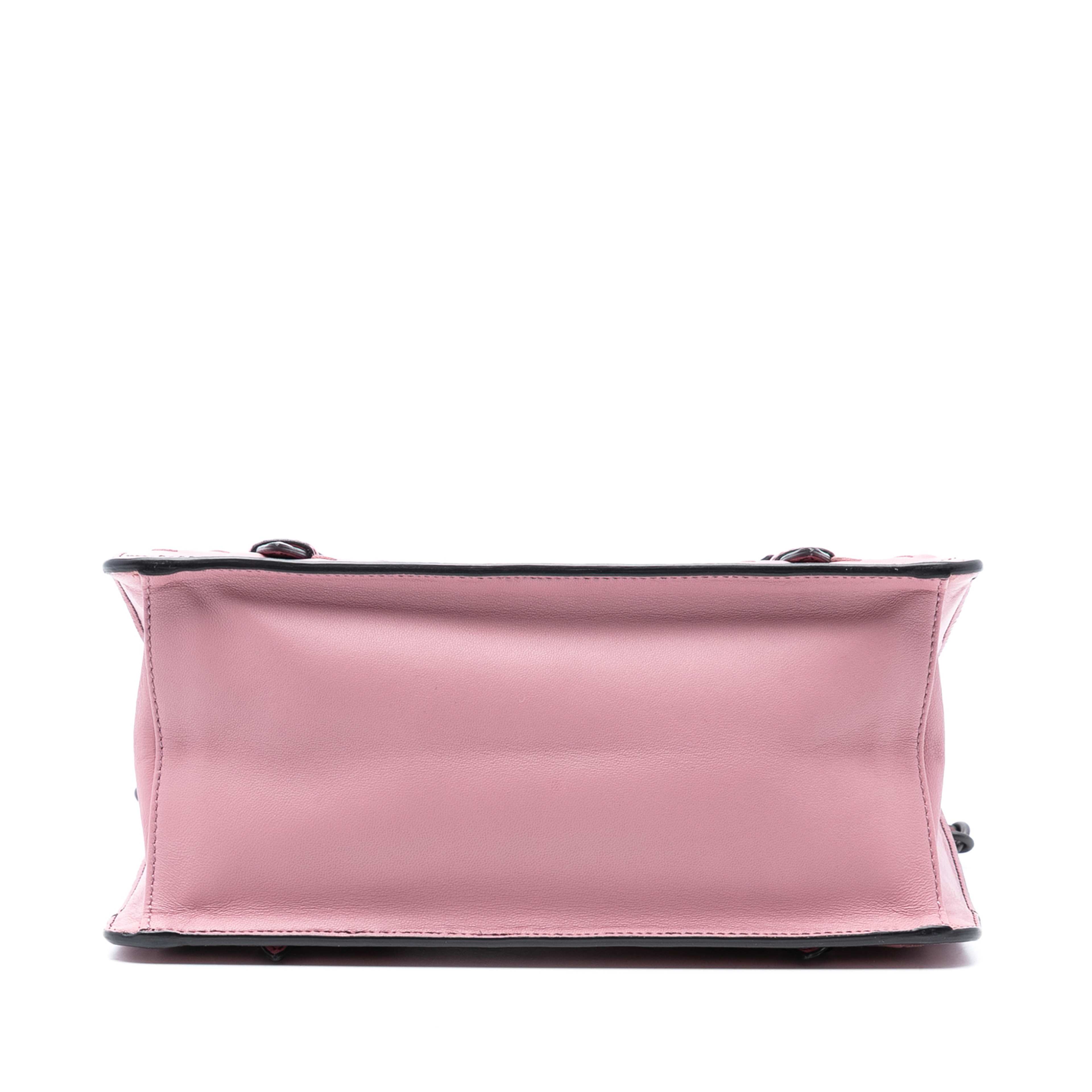Bottega Veneta Nappa Intrecciato Chain Shoulder Bag, från Luxclusif, i färgen pink. Klicka för att öppna bilden i stort format