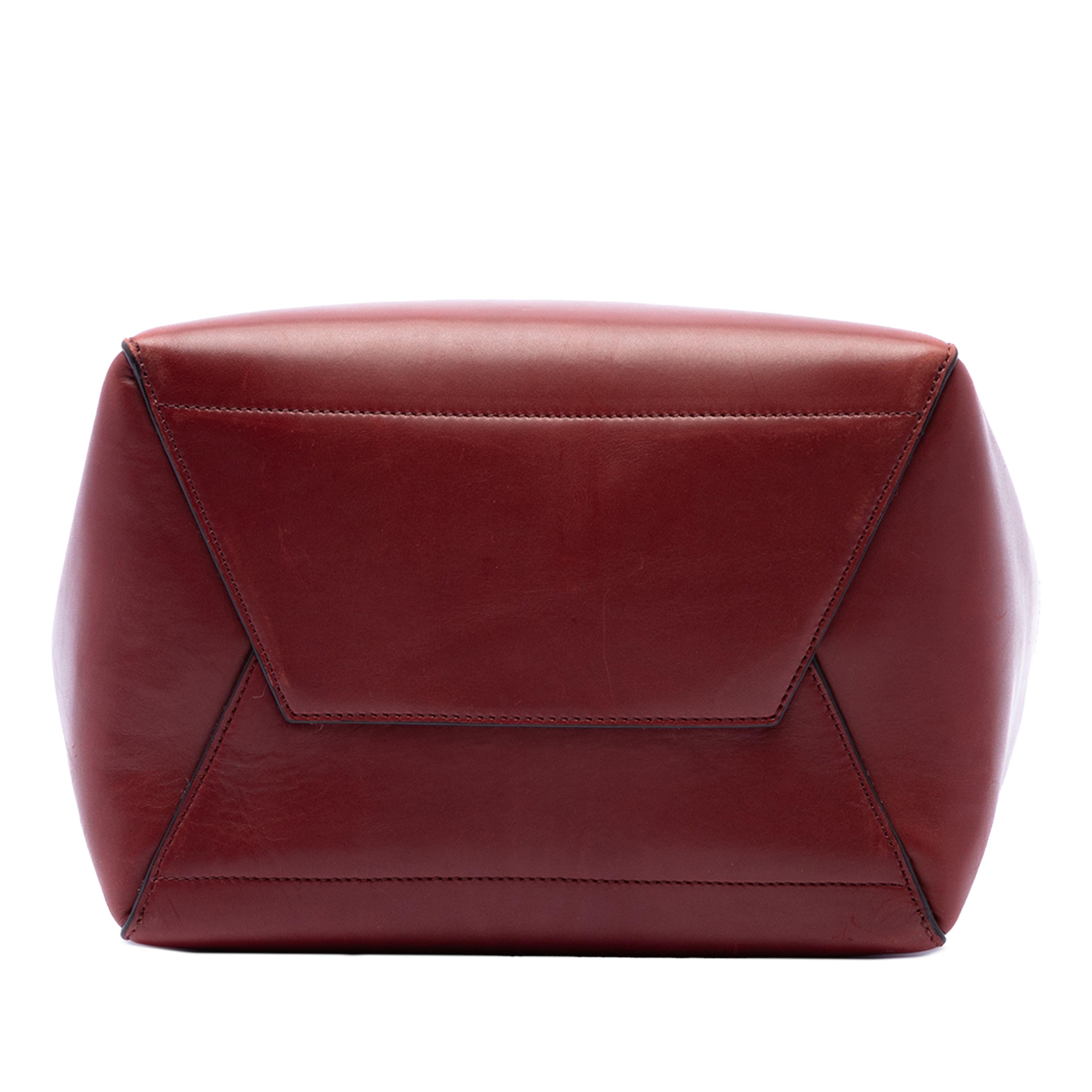 Celine Medium Leather Seau Sangle Bucket Bag, från Luxclusif, i färgen röd. Klicka för att öppna bilden i stort format