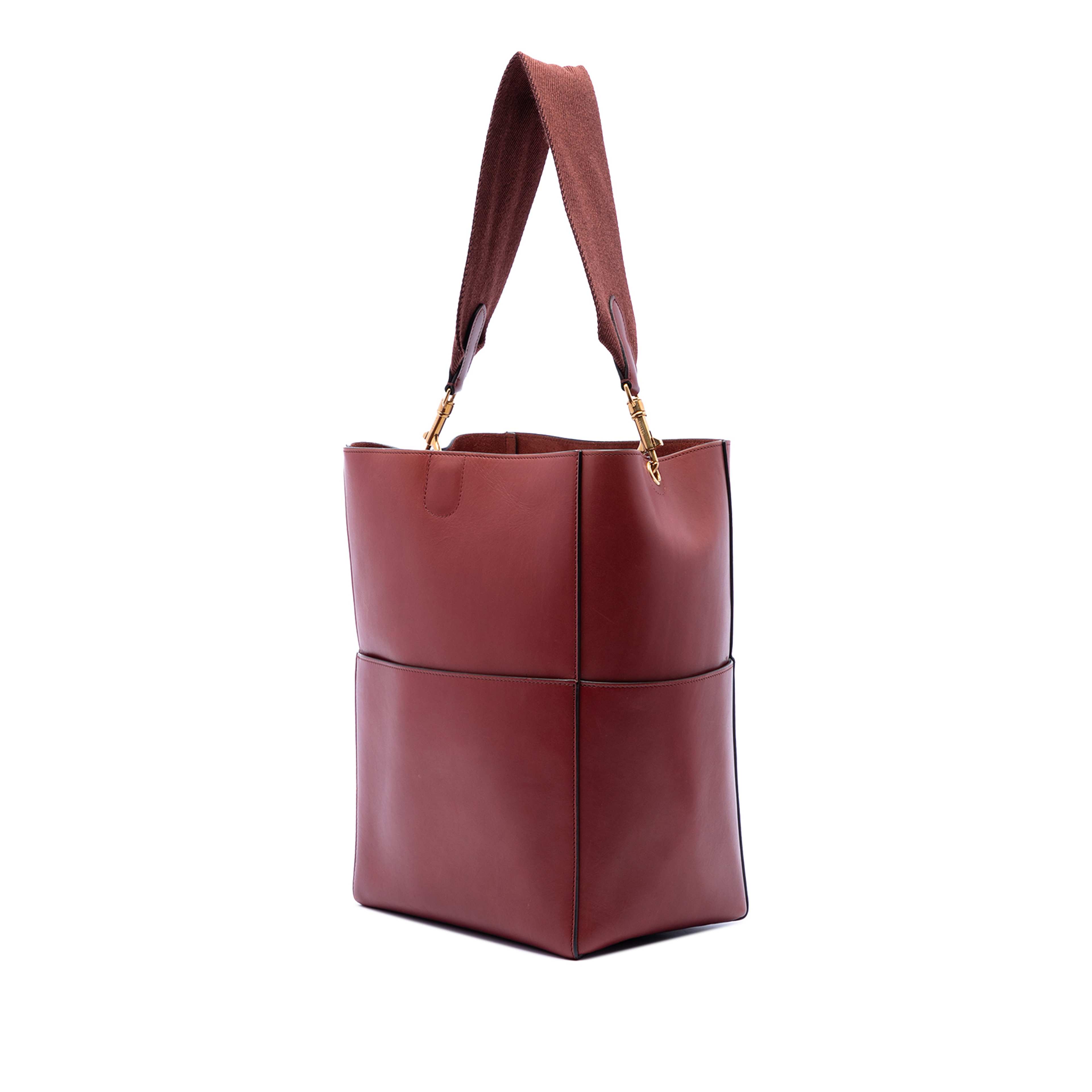 Celine Medium Leather Seau Sangle Bucket Bag, från Luxclusif, i färgen röd. Klicka för att öppna bilden i stort format