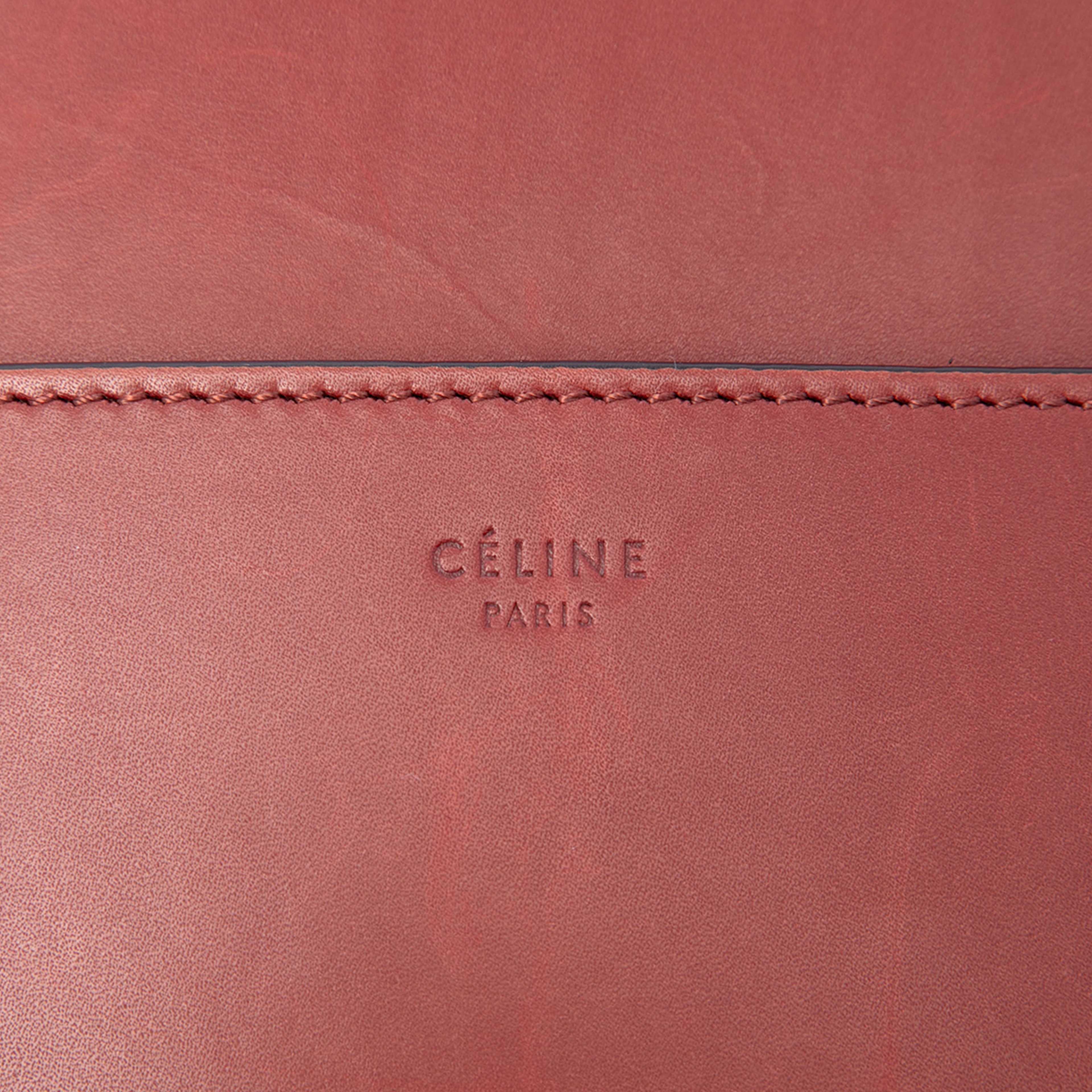 Celine Medium Leather Seau Sangle Bucket Bag, från Luxclusif, i färgen dark red. Klicka för att öppna bilden i stort format