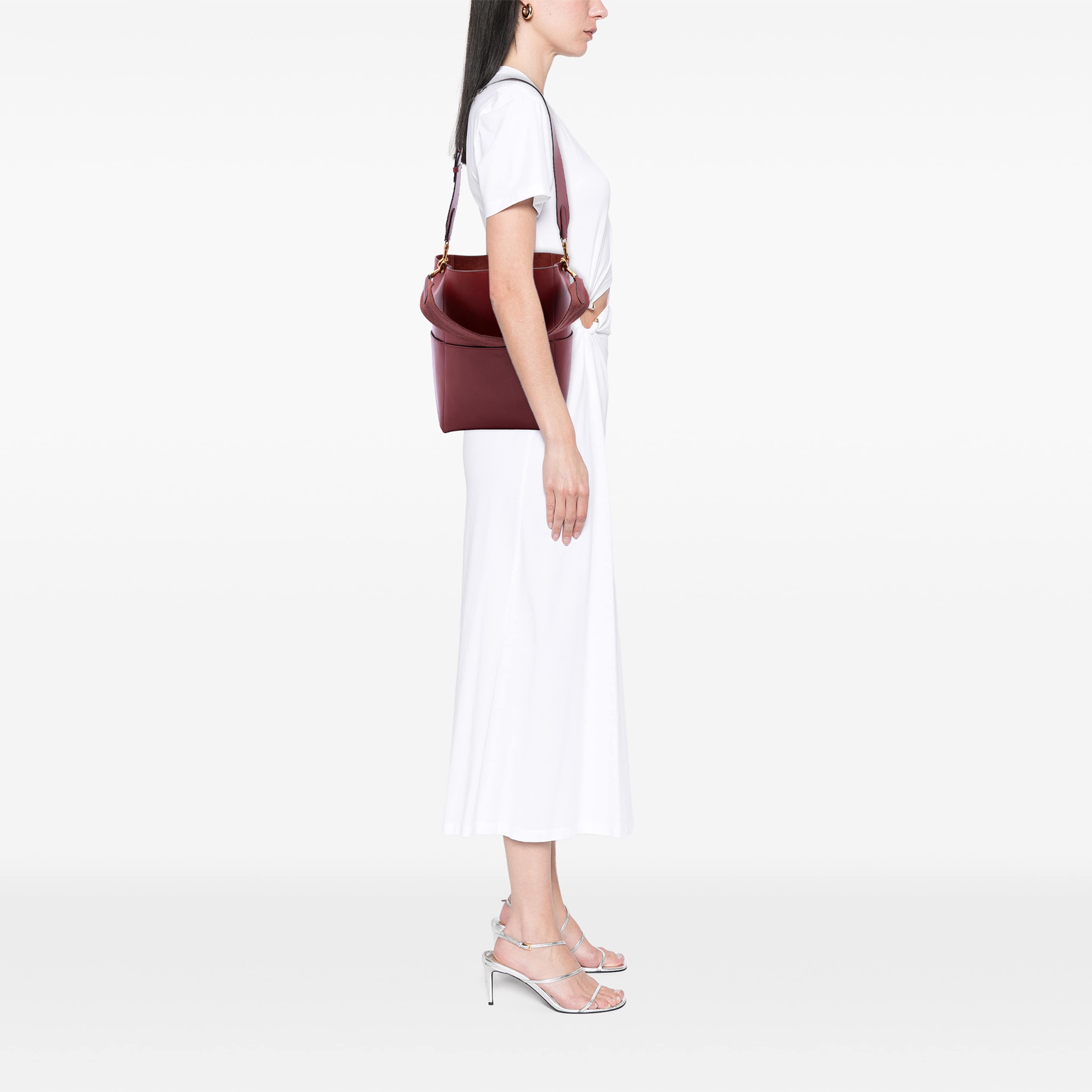 Celine Medium Leather Seau Sangle Bucket Bag, från Luxclusif, i färgen röd. Klicka för att öppna bilden i stort format