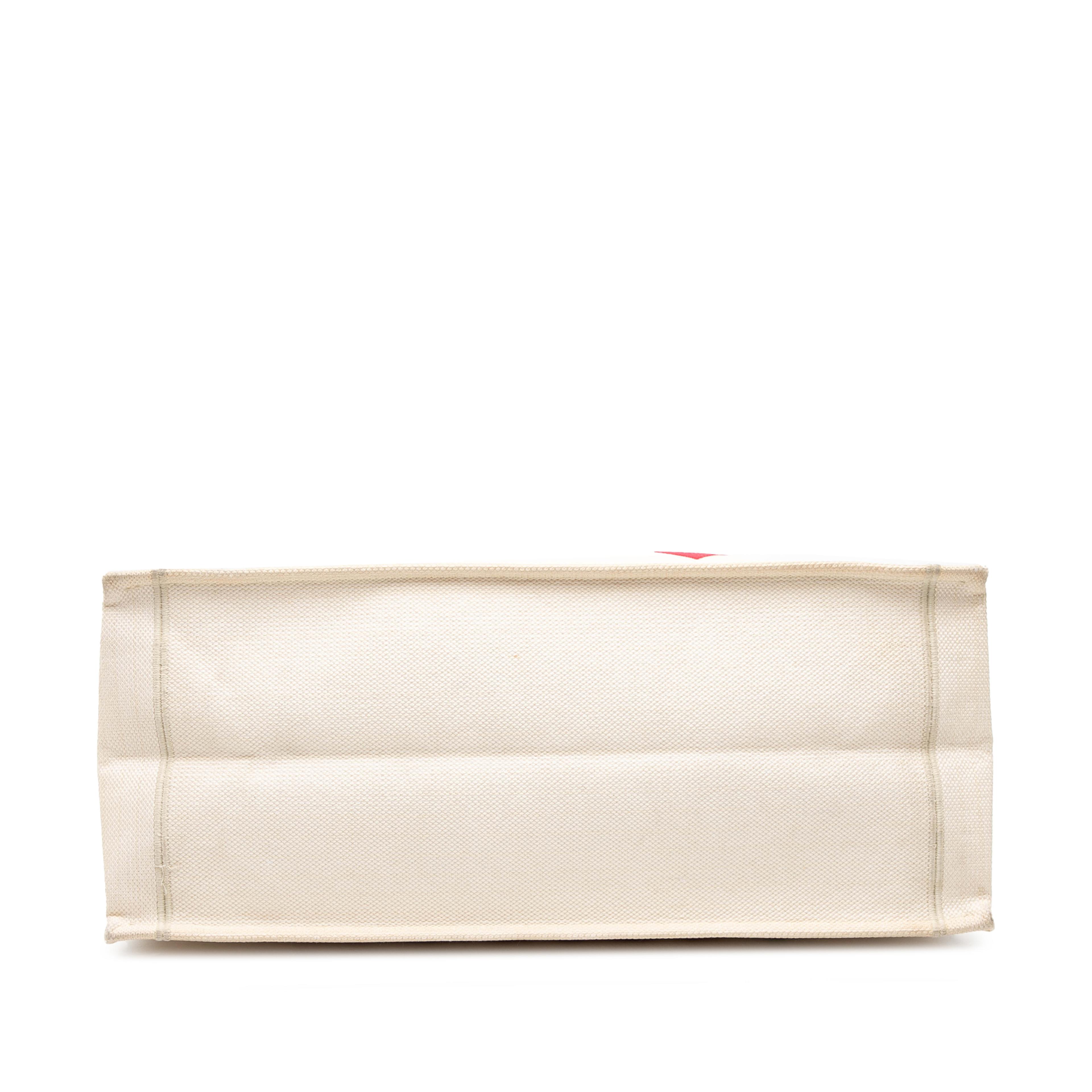 Dior Dioramour Large Embroidered Canvas Je T Aime Book Tote, från Luxclusif, i färgen off white. Klicka för att öppna bilden i stort format