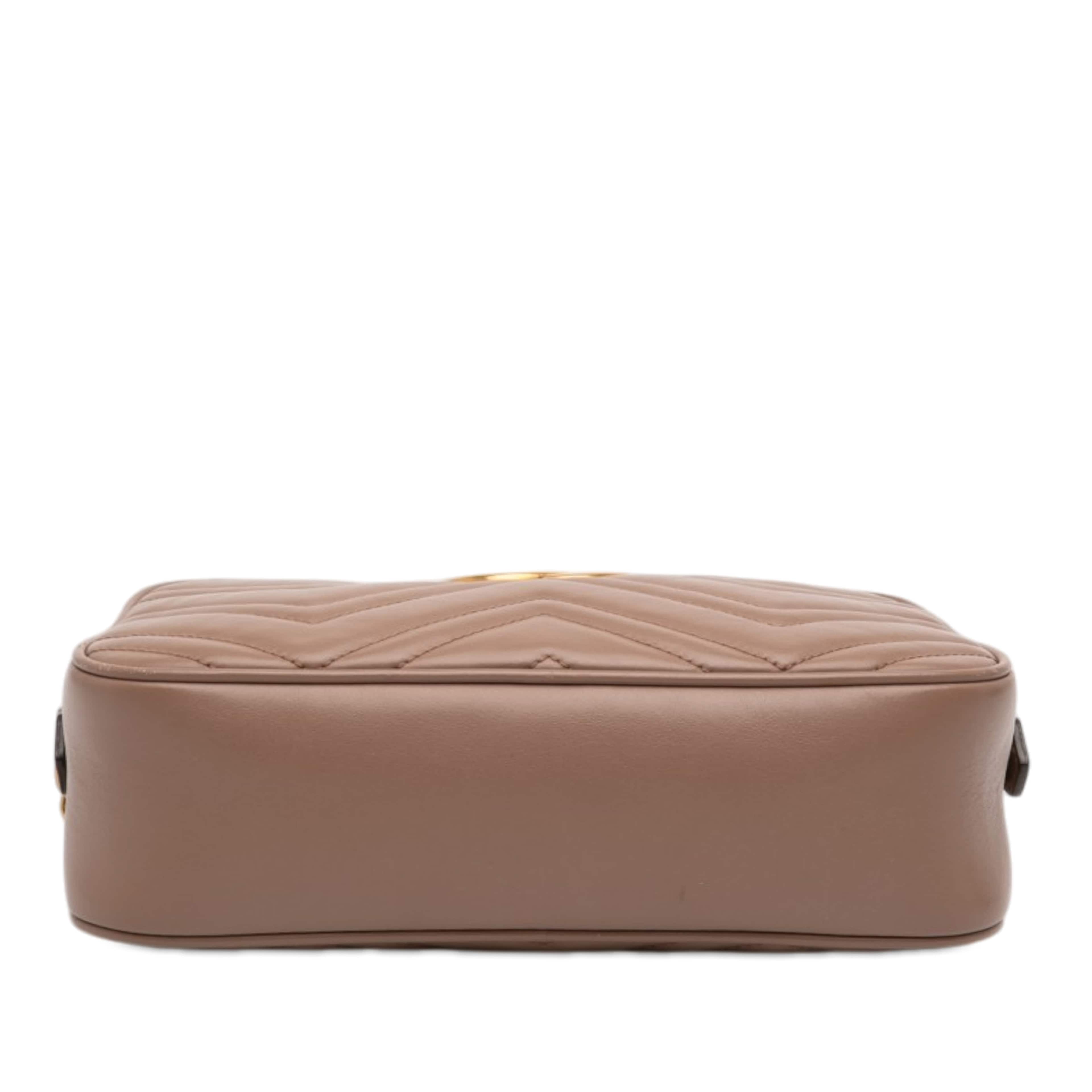 Gucci Small Gg Marmont Matelasse Calfskin Crossbody, från Luxclusif, i färgen brun. Klicka för att öppna bilden i stort format