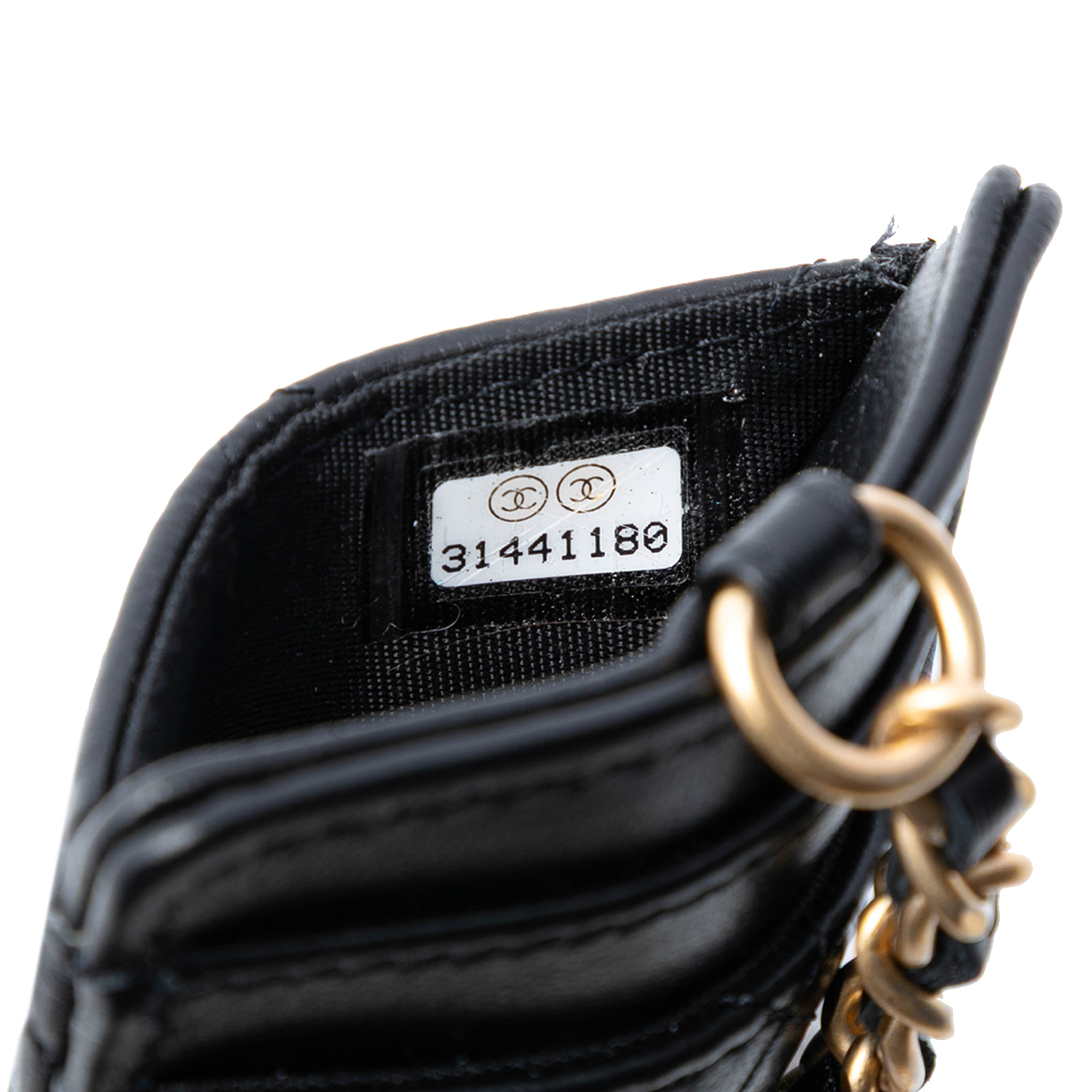 Chanel Quilted Lambskin Pearl Crown Cc Wristlet Multi Pouches, från Luxclusif, i färgen black. Klicka för att öppna bilden i stort format