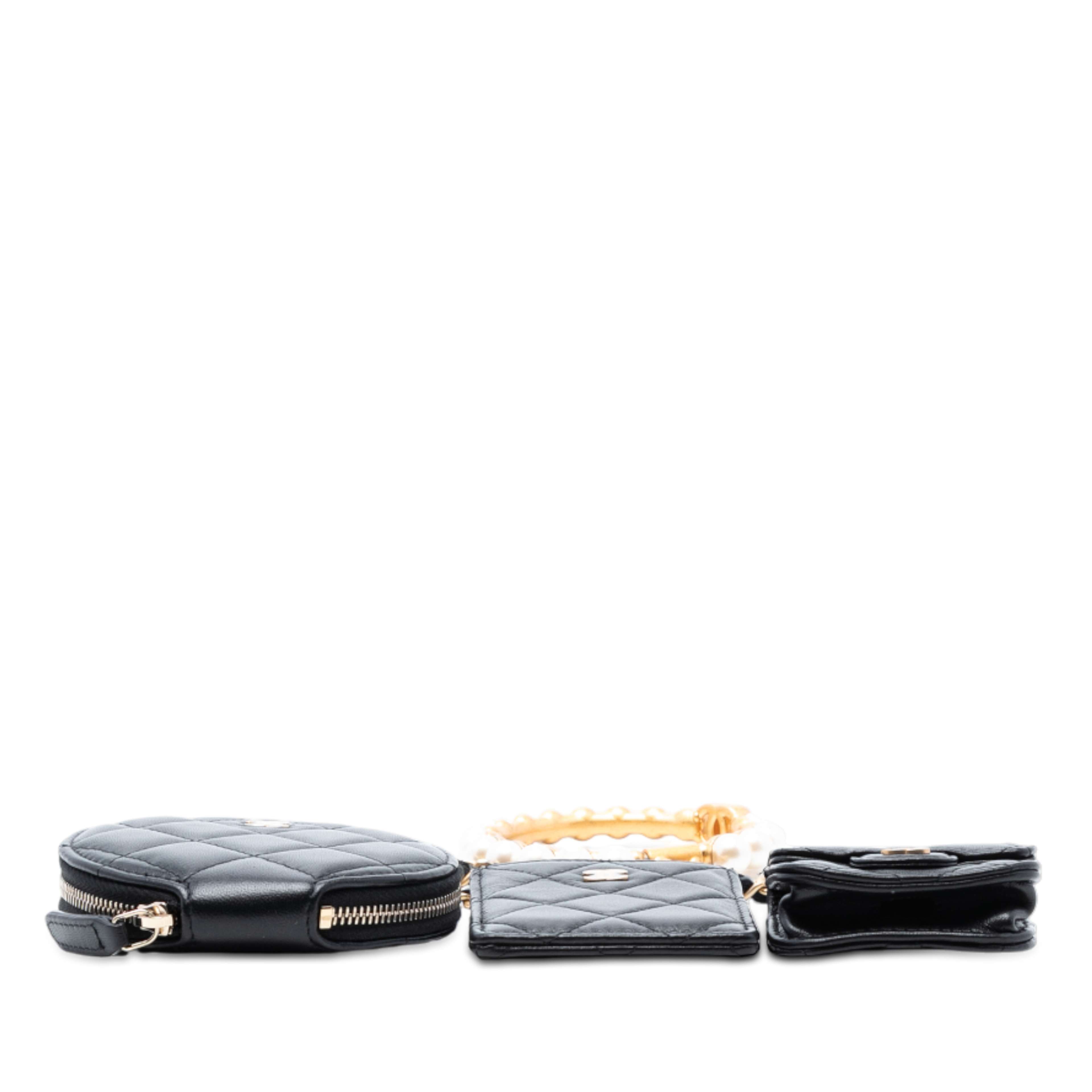 Chanel Quilted Lambskin Pearl Crown Cc Wristlet Multi Pouches, från Luxclusif, i färgen black. Klicka för att öppna bilden i stort format