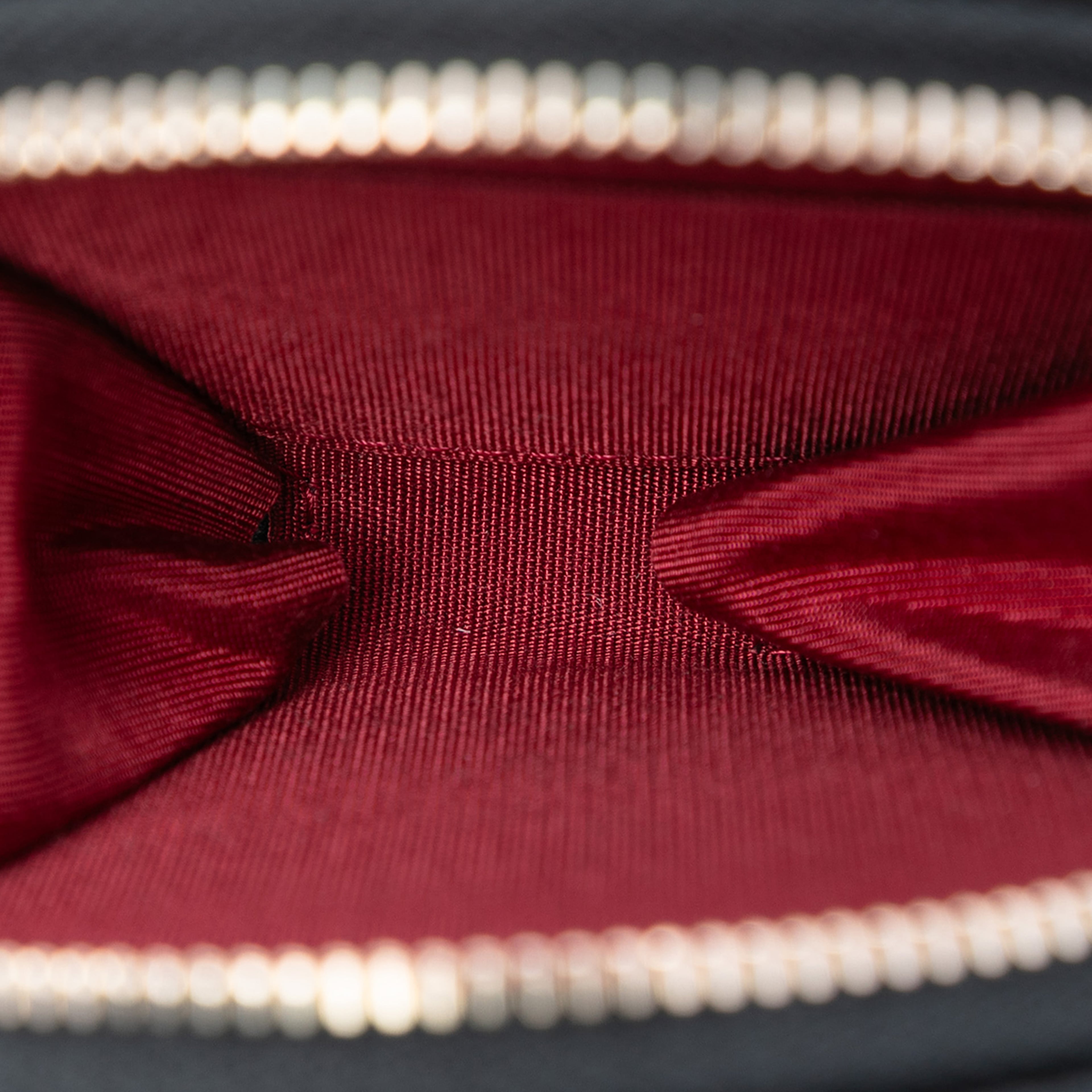 Chanel Quilted Lambskin Pearl Crown Cc Wristlet Multi Pouches, från Luxclusif, i färgen black. Klicka för att öppna bilden i stort format