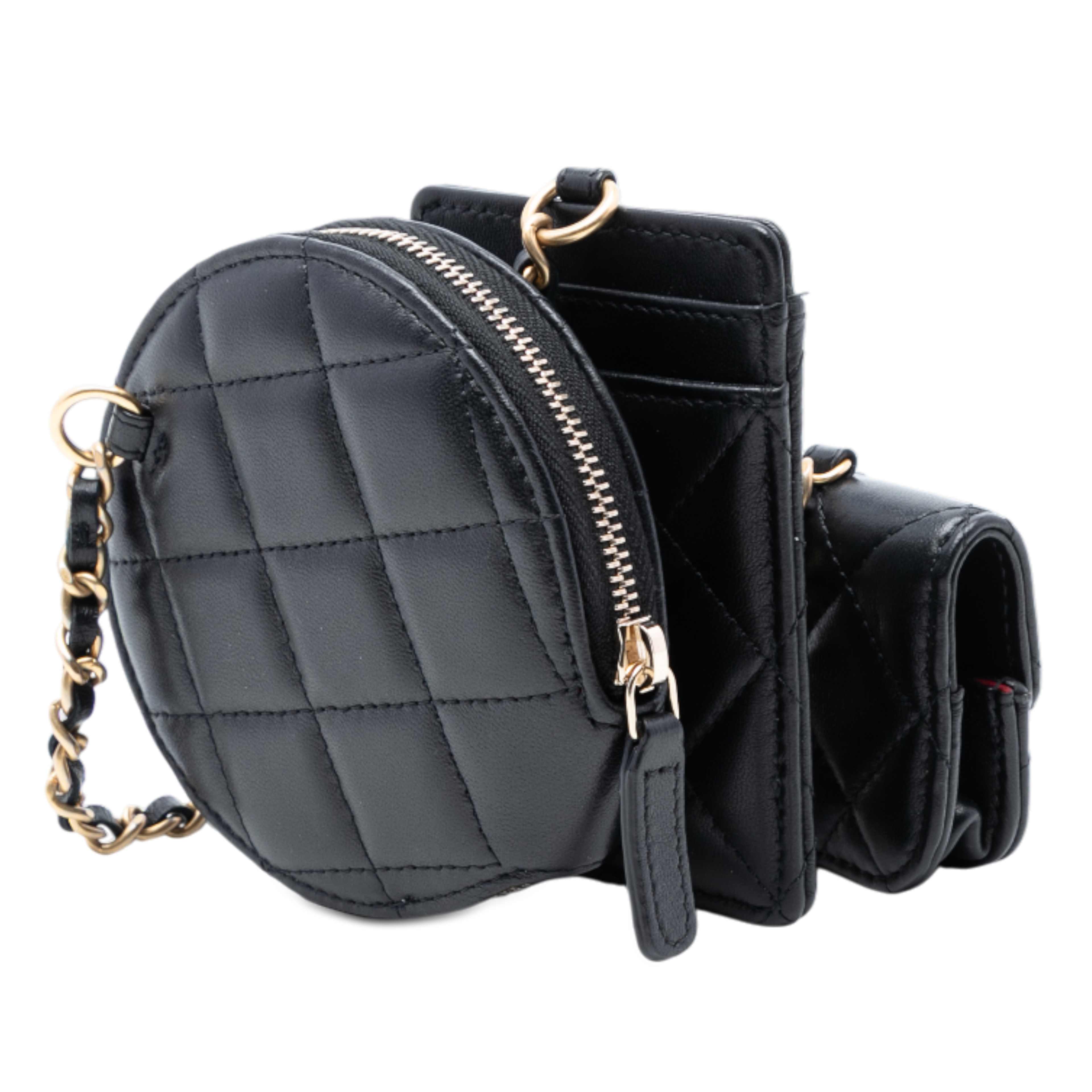 Chanel Quilted Lambskin Pearl Crown Cc Wristlet Multi Pouches, från Luxclusif, i färgen black. Klicka för att öppna bilden i stort format