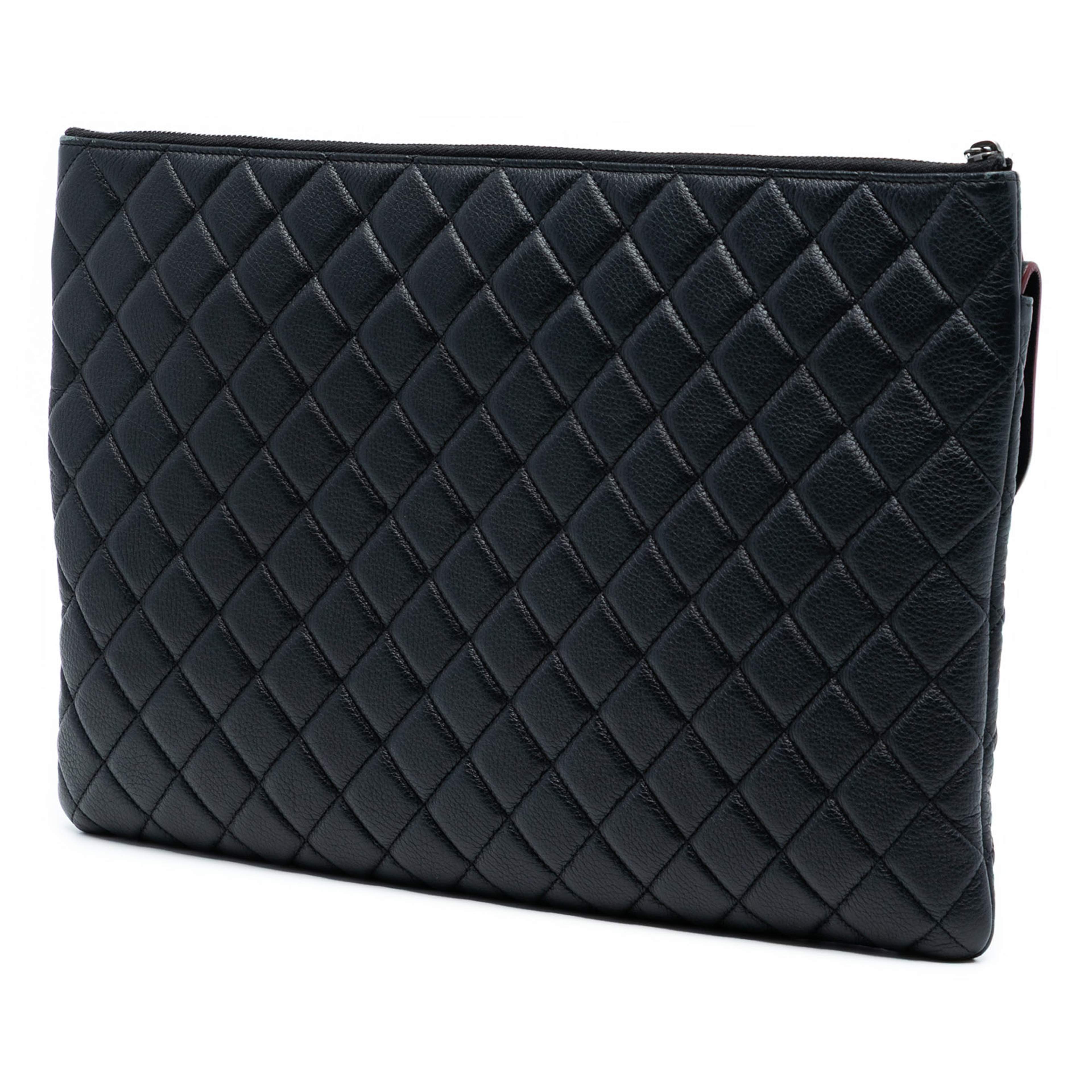 Chanel Large Quilted Grained Calfskin Archi Chic Cosmetic Case, från Luxclusif, i färgen black. Klicka för att öppna bilden i stort format