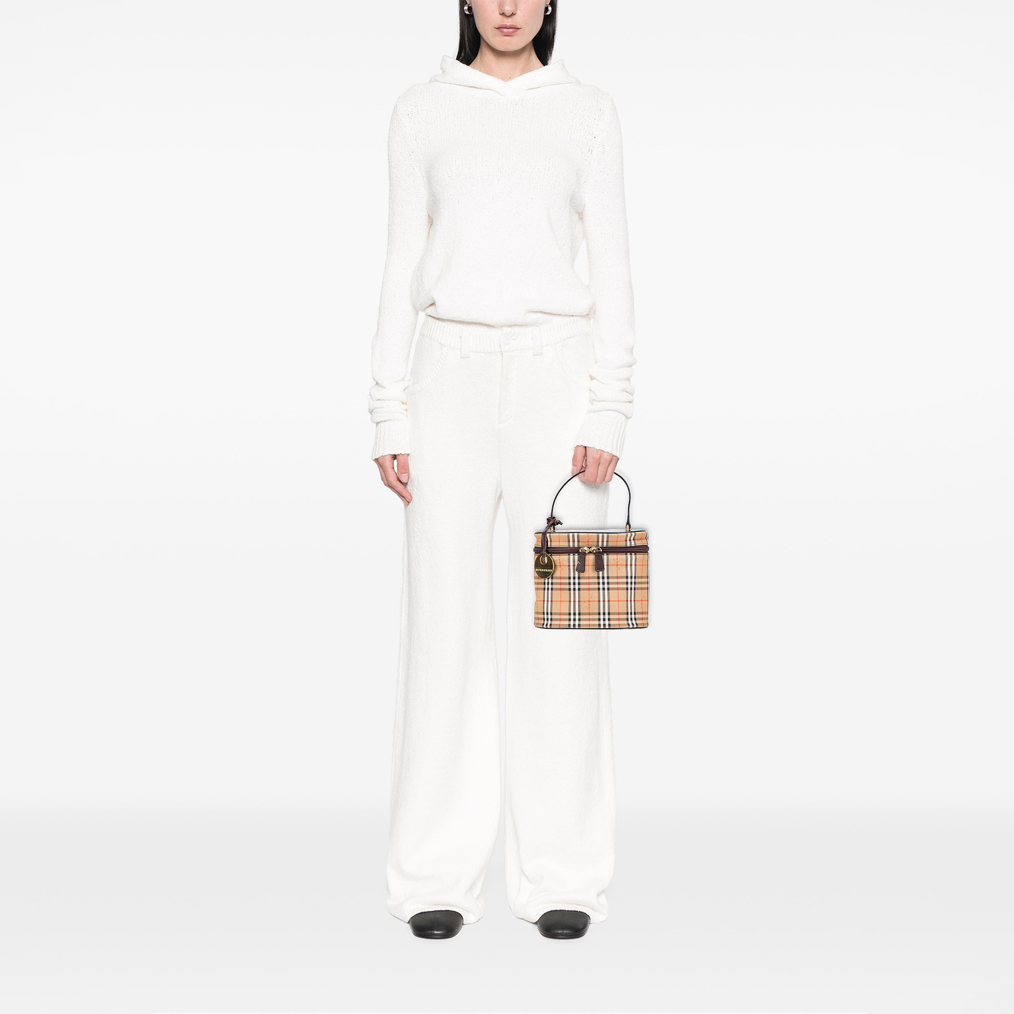 Burberry Haymarket Check Canvas Vanity Bag, från Luxclusif, i färgen brun. Klicka för att öppna bilden i stort format