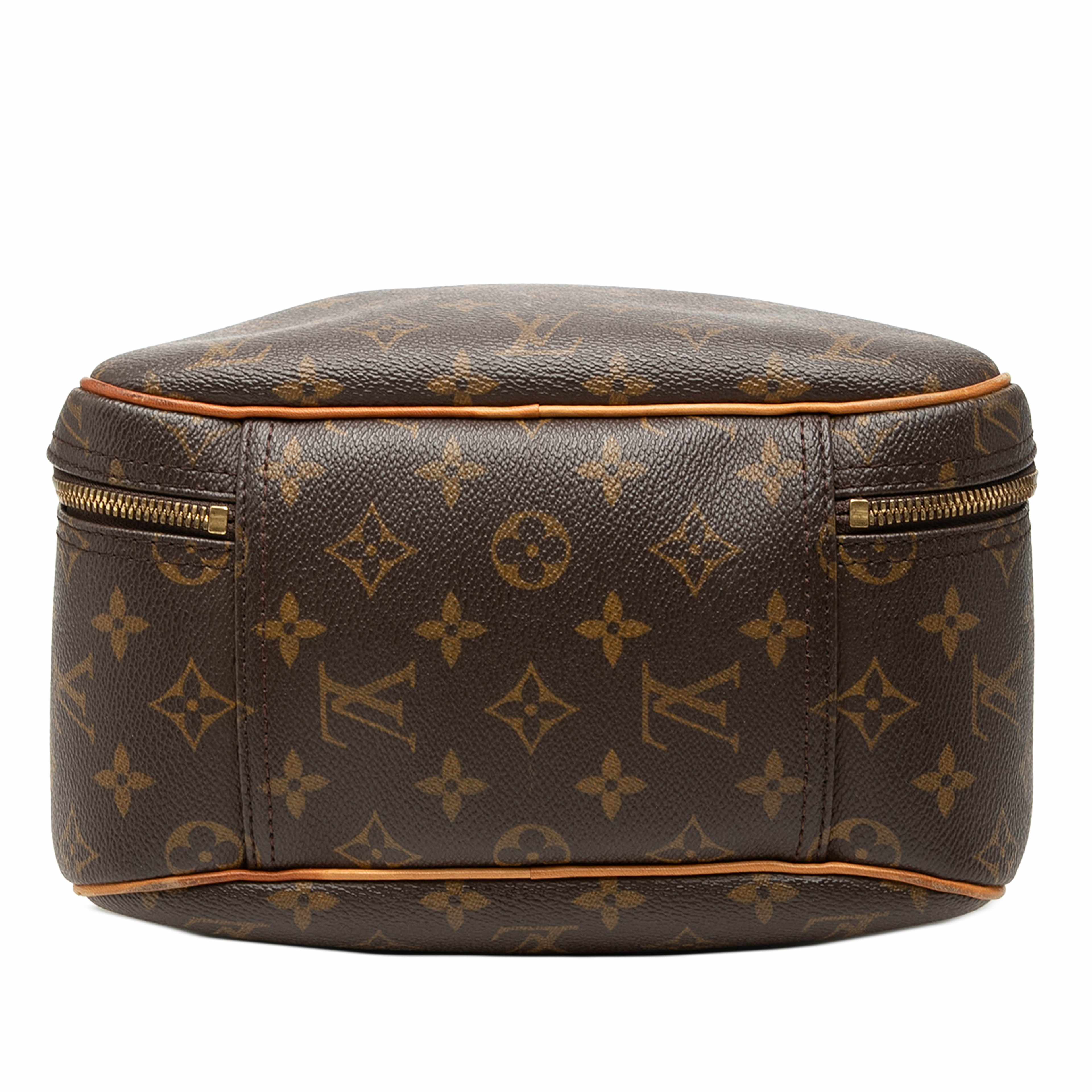 Louis Vuitton Monogram Excursion, från Luxclusif, i färgen brun. Klicka för att öppna bilden i stort format