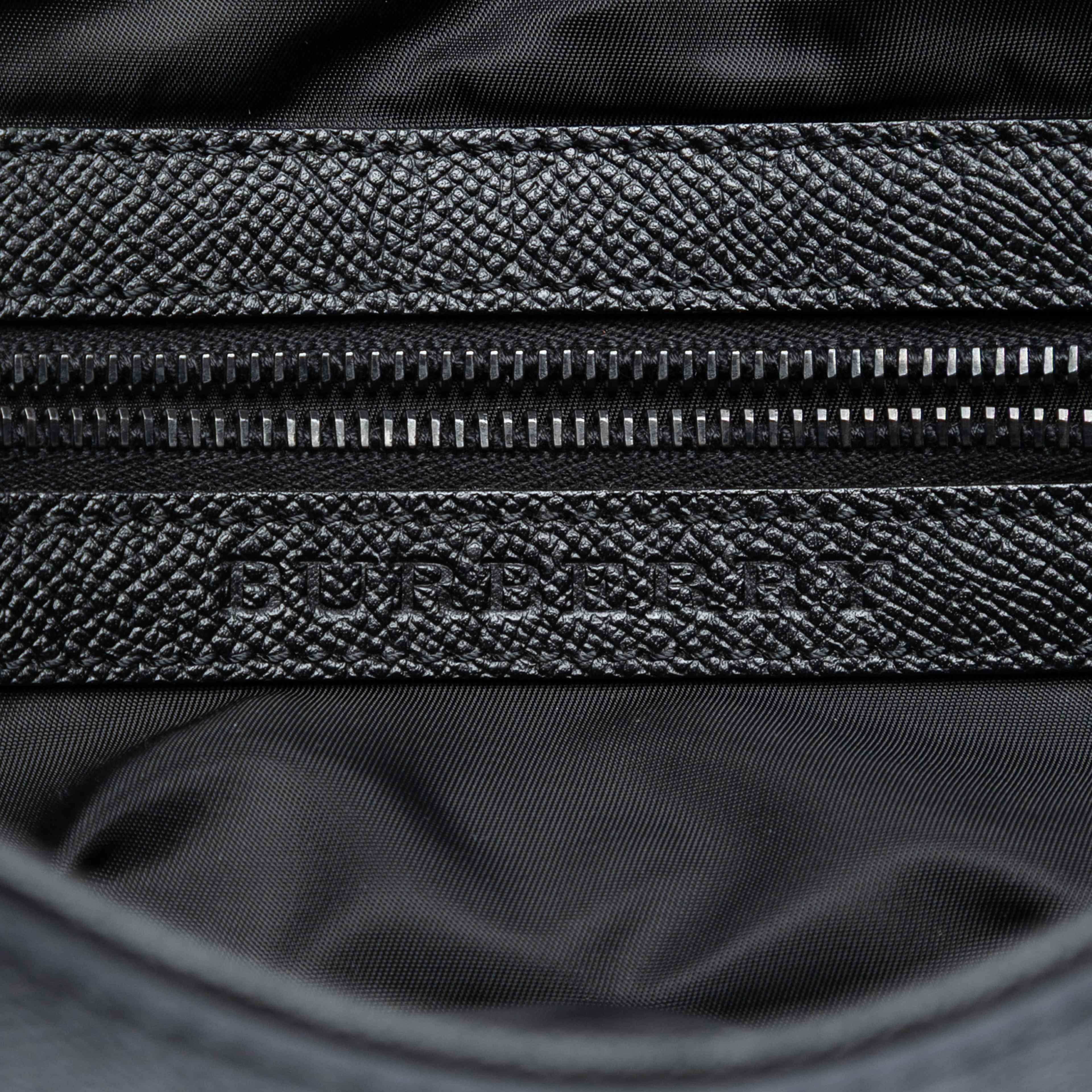 Burberry Smoke Check Nylon Messenger Bag, från Luxclusif, i färgen charcoal. Klicka för att öppna bilden i stort format