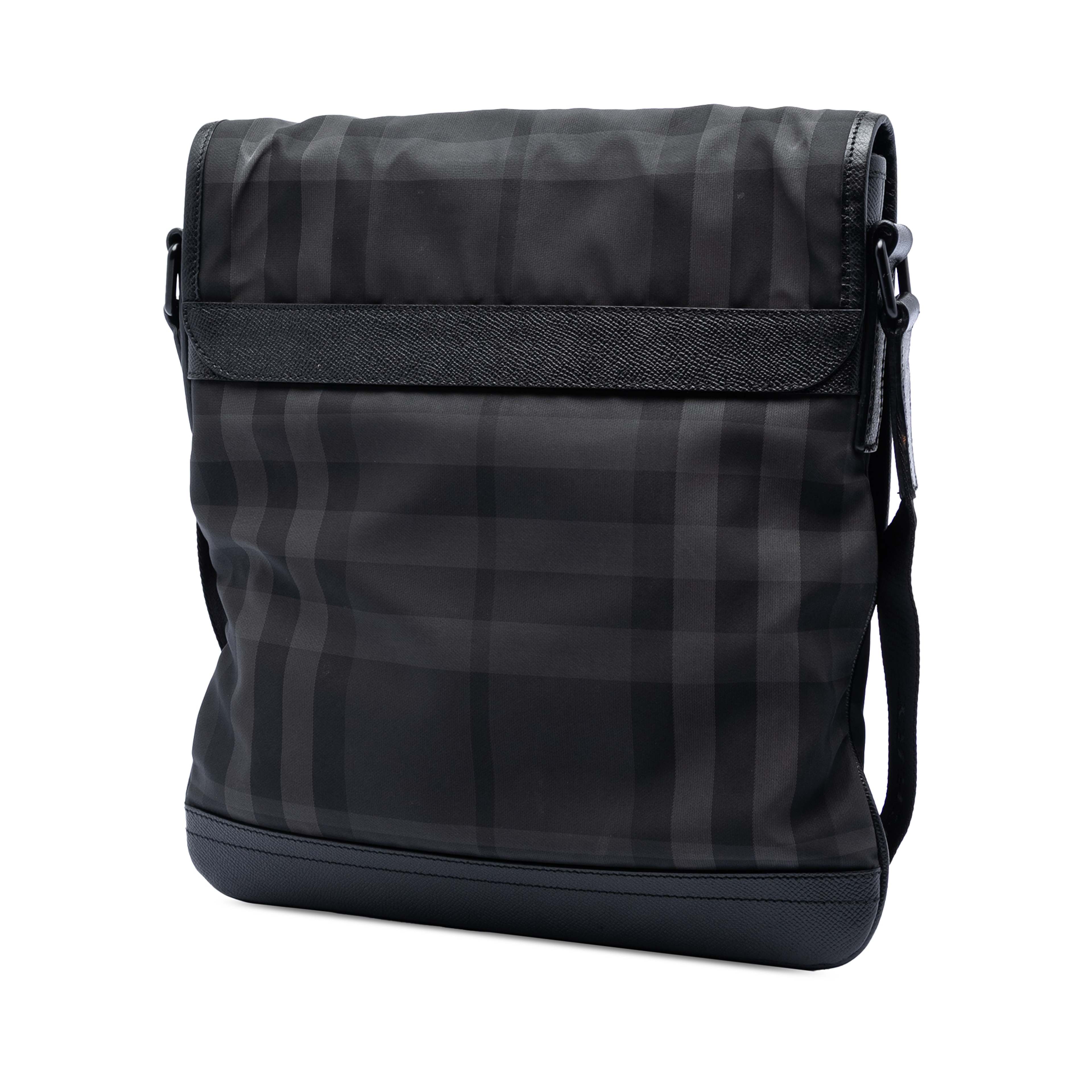Burberry Smoke Check Nylon Messenger Bag, från Luxclusif, i färgen charcoal. Klicka för att öppna bilden i stort format