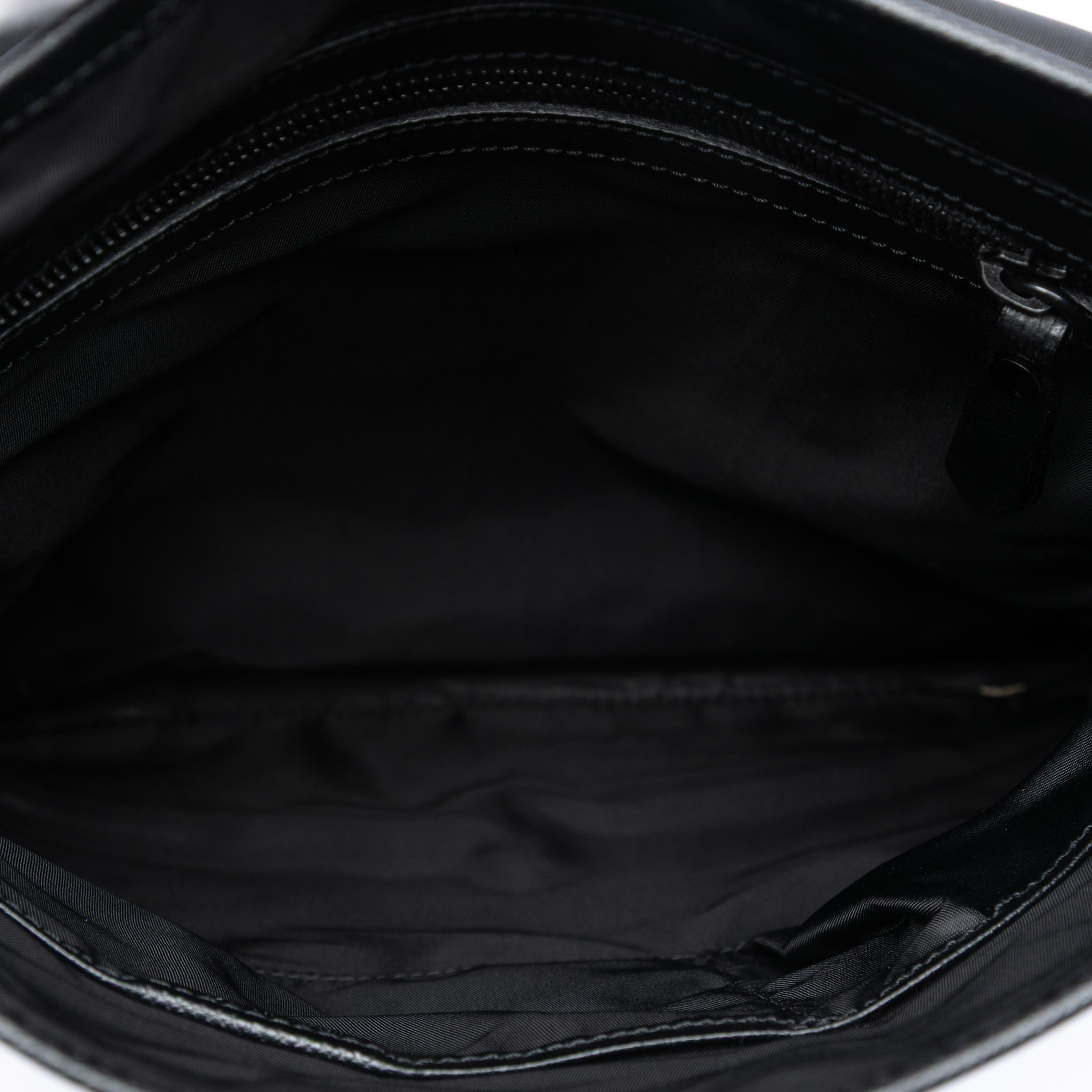 Burberry Smoke Check Nylon Messenger Bag, från Luxclusif, i färgen charcoal. Klicka för att öppna bilden i stort format