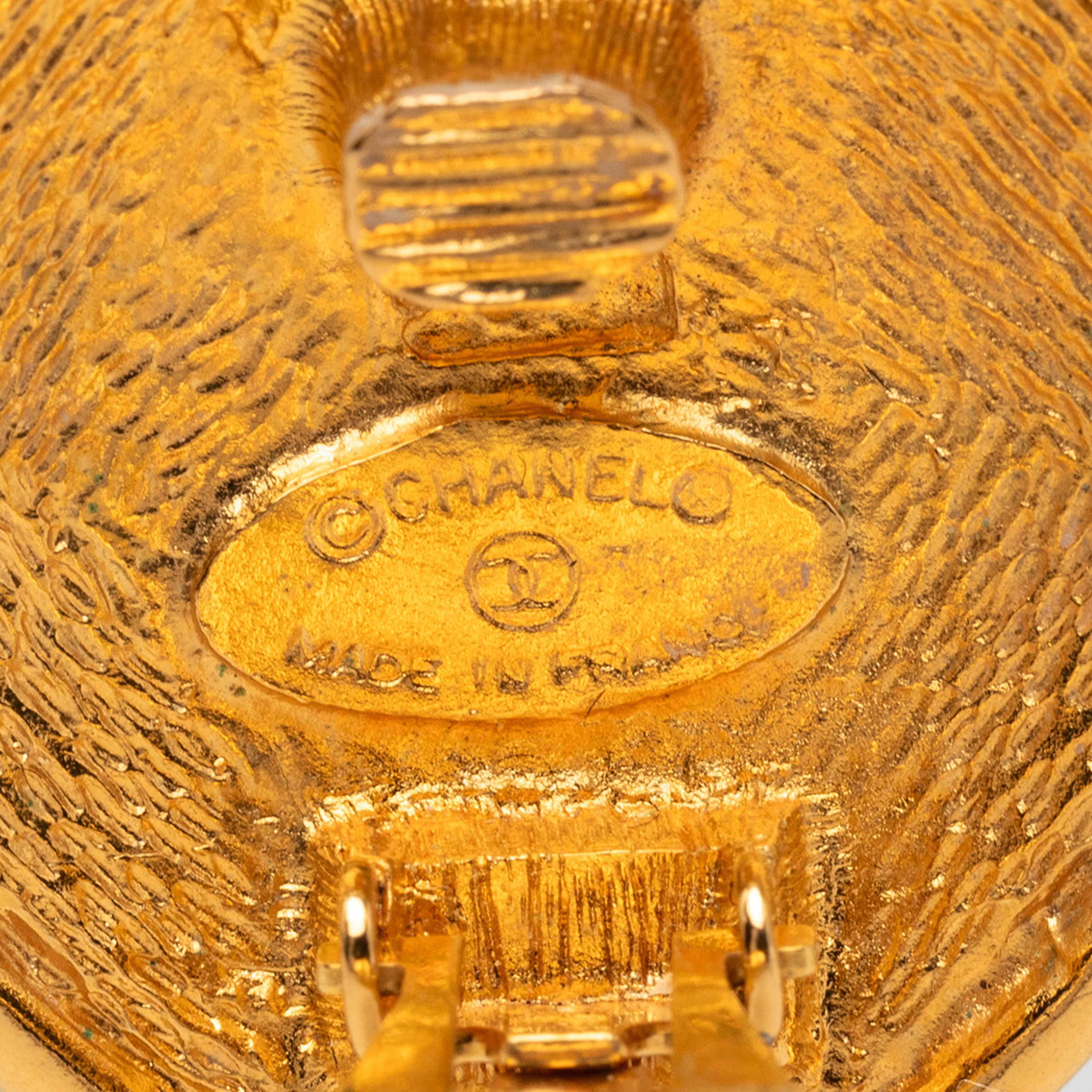 Chanel Cc Gold Plated Diamond Clip On Earrings, från Luxclusif, i färgen guld. Klicka för att öppna bilden i stort format