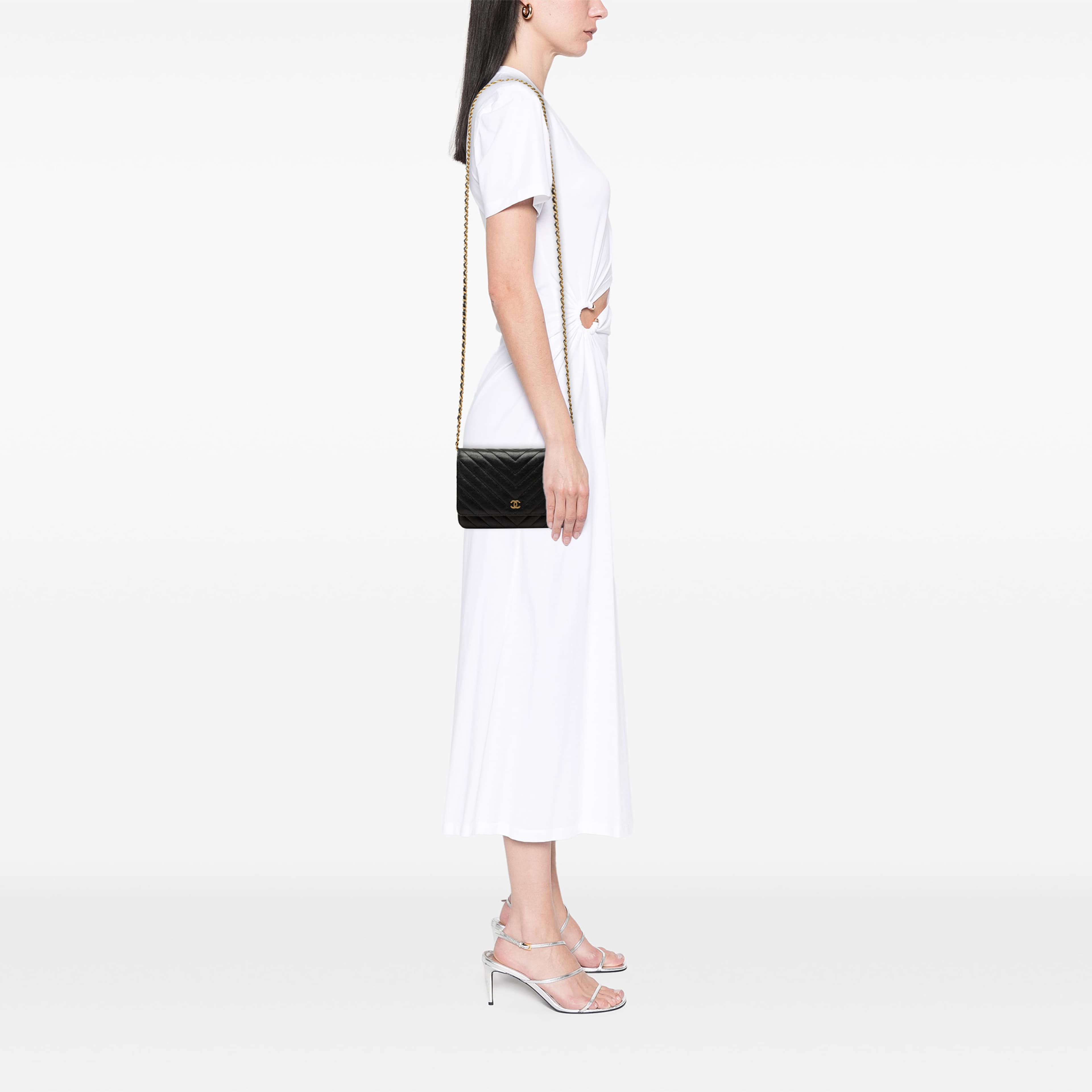 Chanel Cc Chevron Calfskin Wallet On Chain, från Luxclusif, i färgen svart. Klicka för att öppna bilden i stort format
