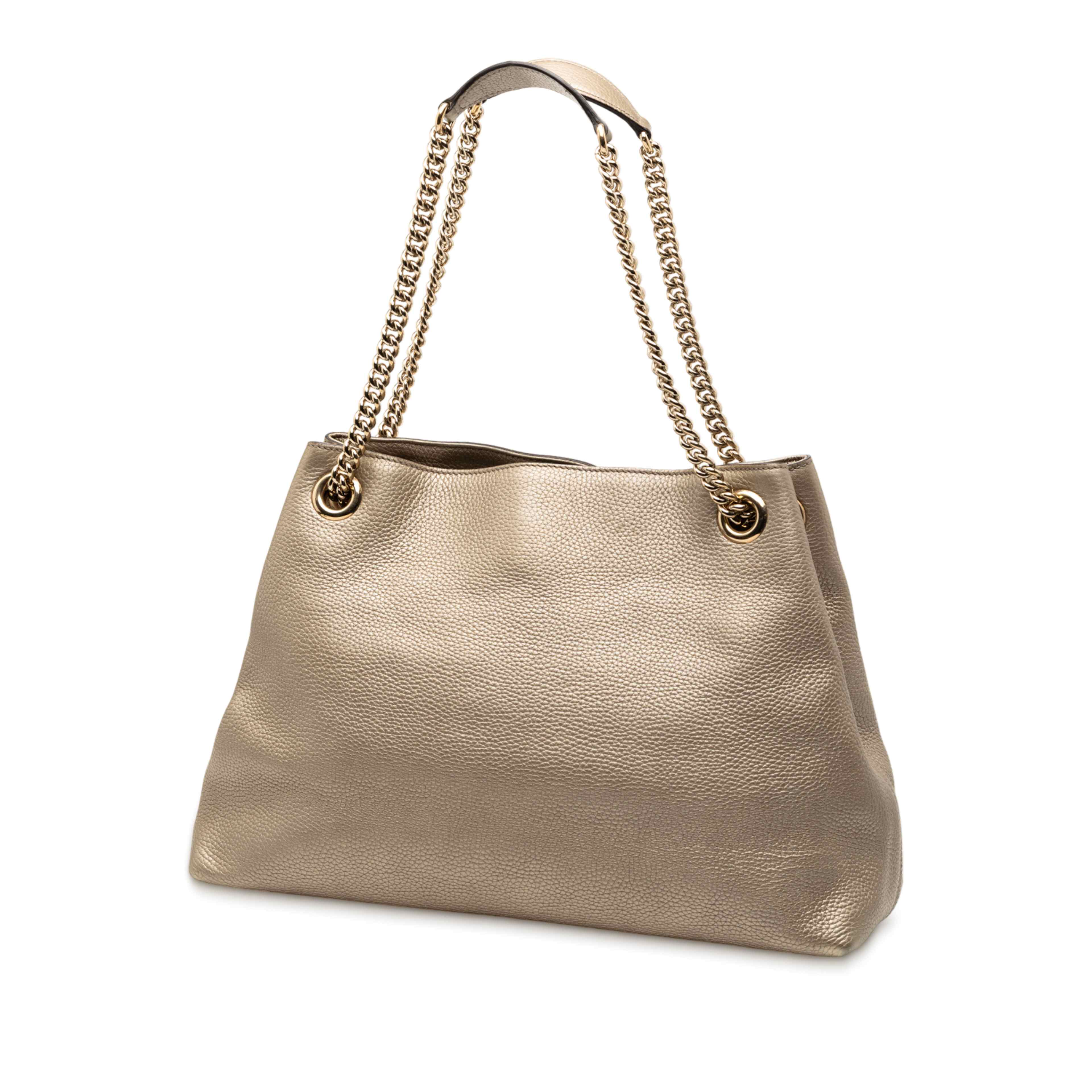 Gucci Medium Metallic Leather Soho Chain Tote, från Luxclusif, i färgen light gold. Klicka för att öppna bilden i stort format