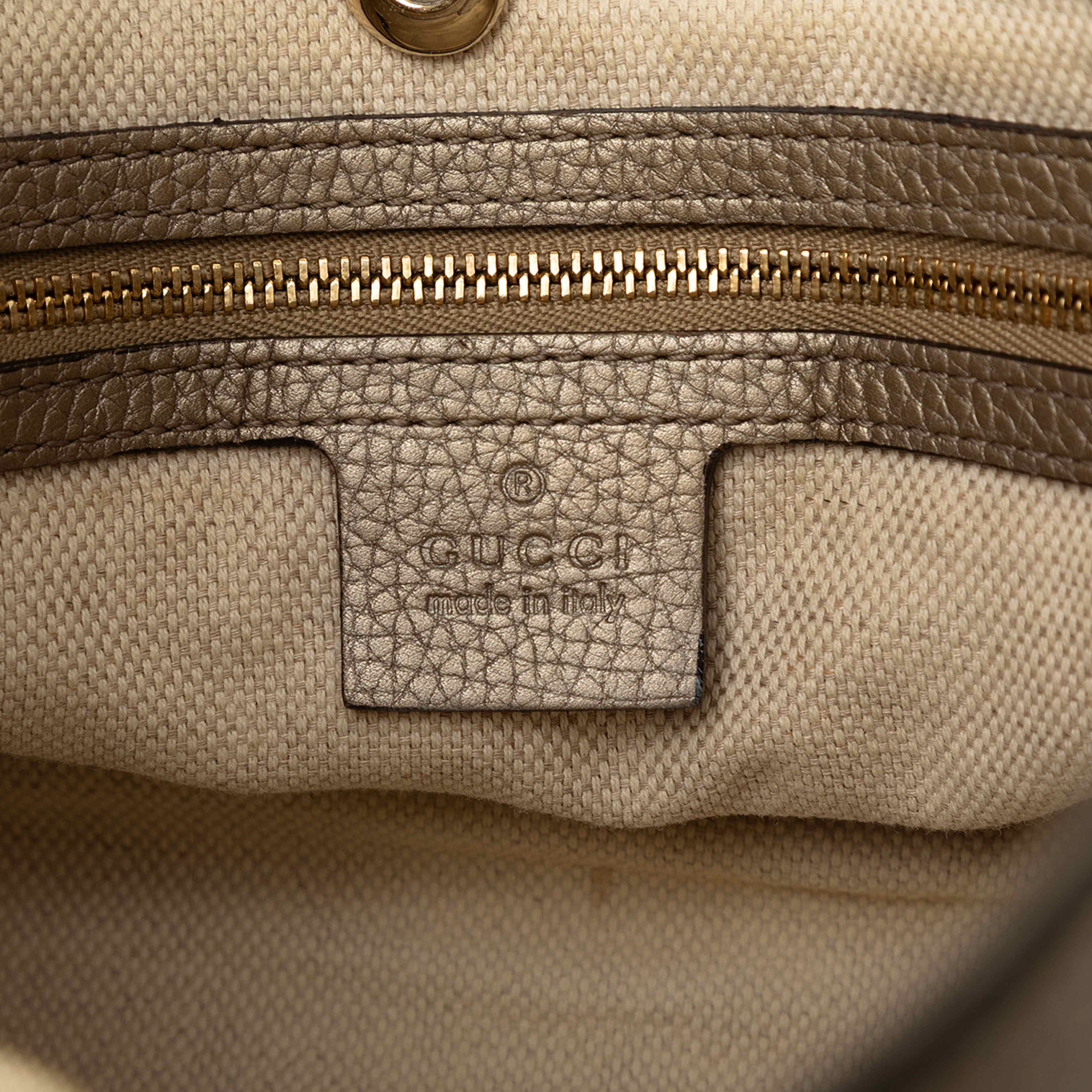 Gucci Medium Metallic Leather Soho Chain Tote, från Luxclusif, i färgen light gold. Klicka för att öppna bilden i stort format