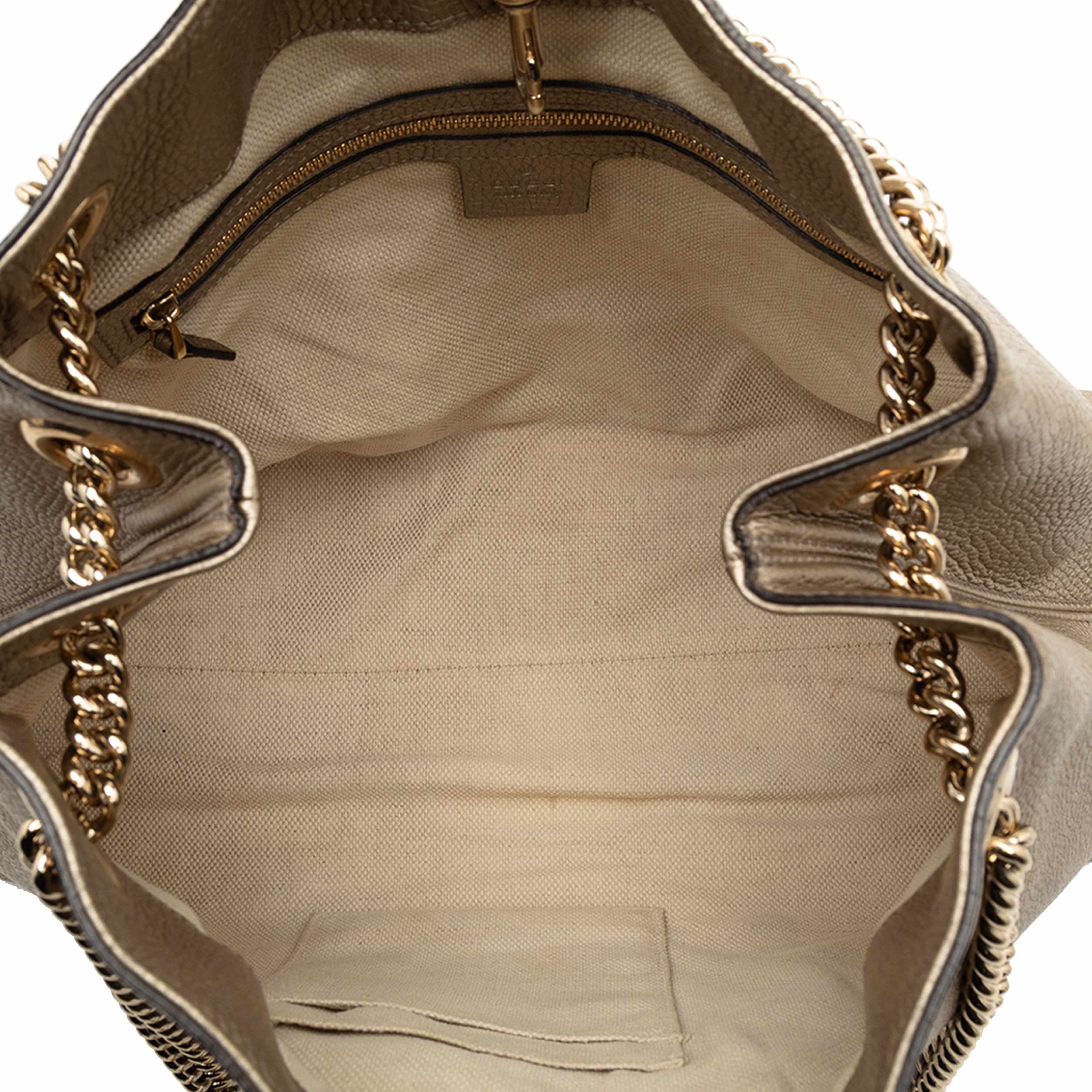 Gucci Medium Metallic Leather Soho Chain Tote, från Luxclusif, i färgen light gold. Klicka för att öppna bilden i stort format