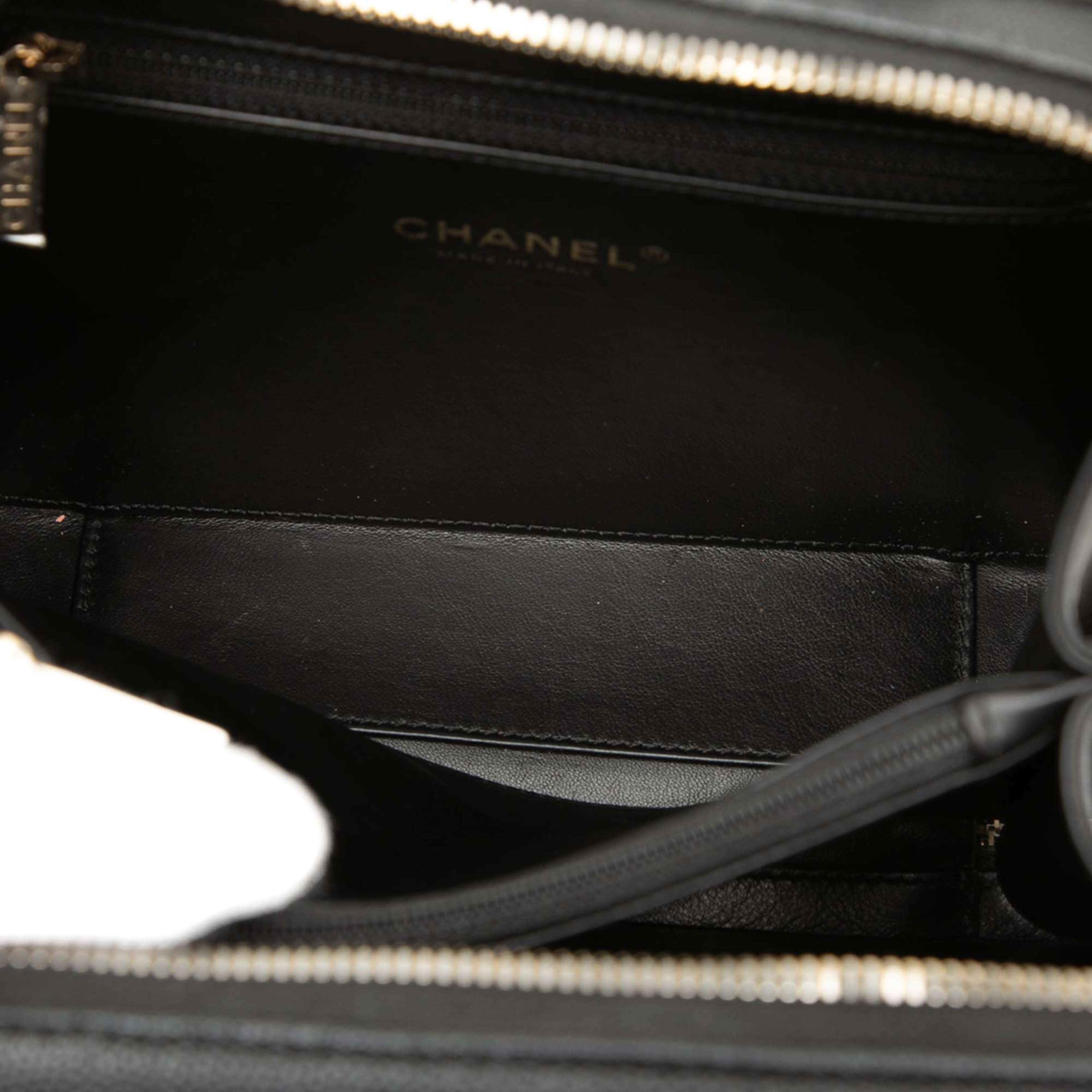 Chanel Medium Caviar Cc Filigree Vanity Case, från Luxclusif, i färgen black. Klicka för att öppna bilden i stort format