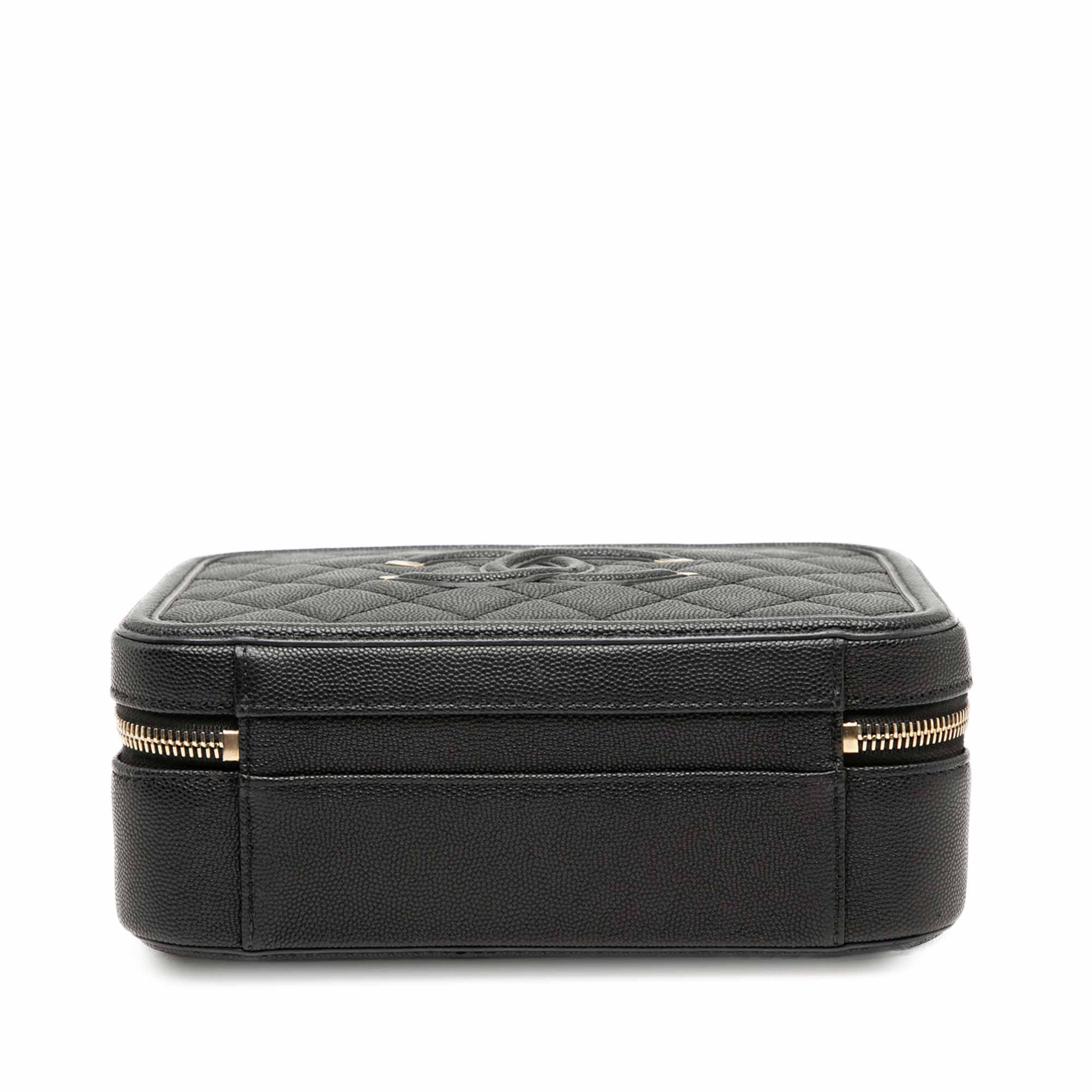 Chanel Medium Caviar Cc Filigree Vanity Case, från Luxclusif, i färgen svart. Klicka för att öppna bilden i stort format