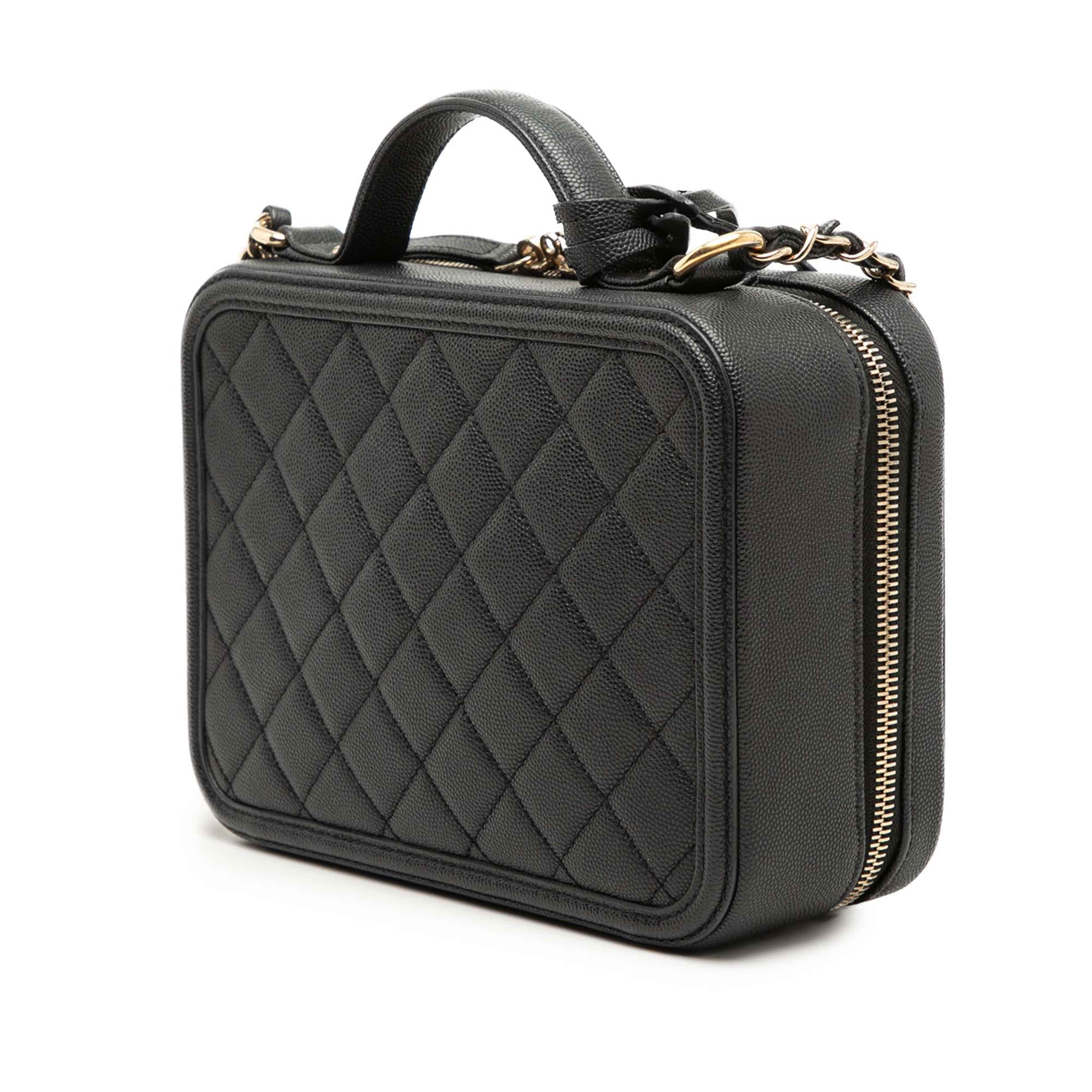 Chanel Medium Caviar Cc Filigree Vanity Case, från Luxclusif, i färgen svart. Klicka för att öppna bilden i stort format