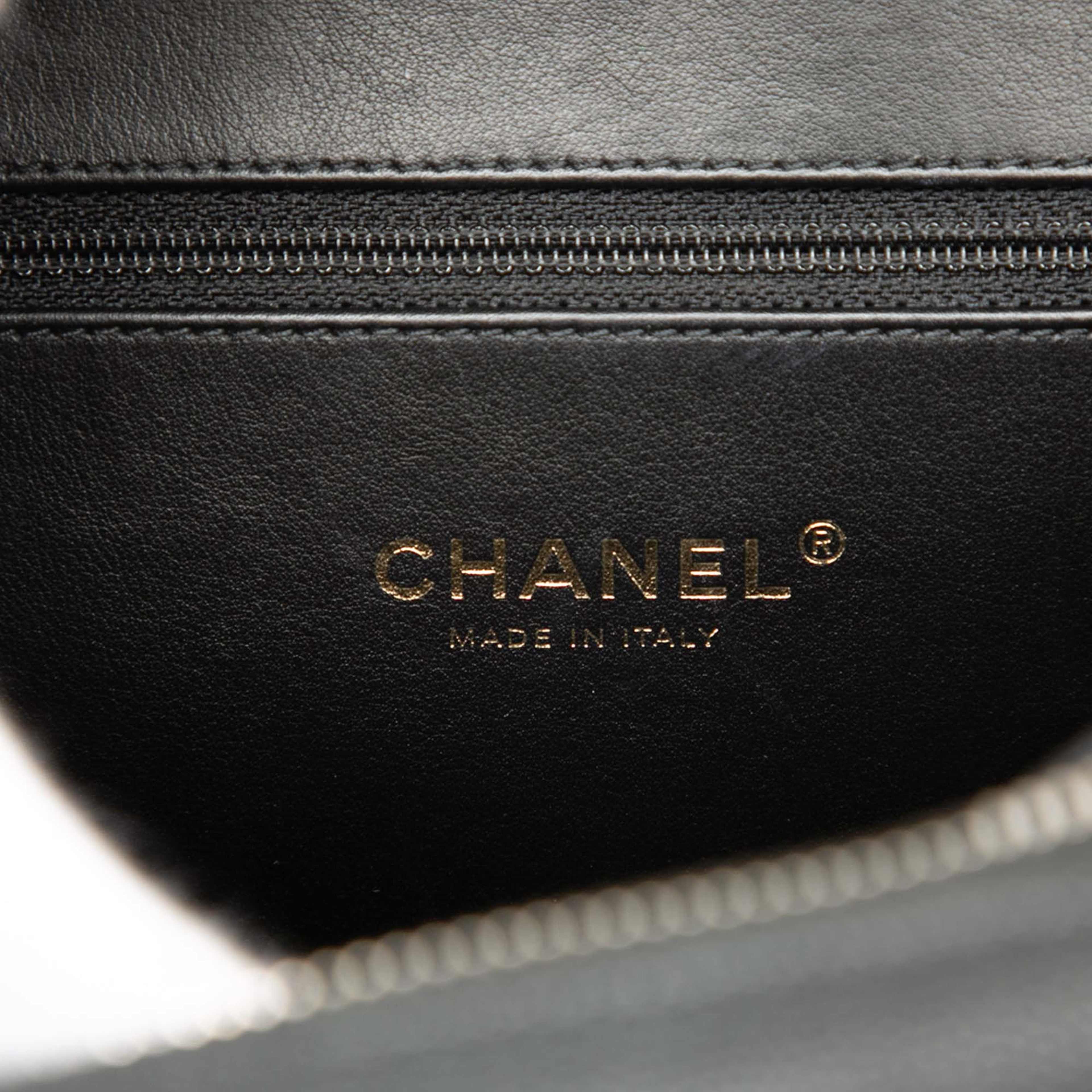 Chanel Medium Caviar Cc Filigree Vanity Case, från Luxclusif, i färgen black. Klicka för att öppna bilden i stort format