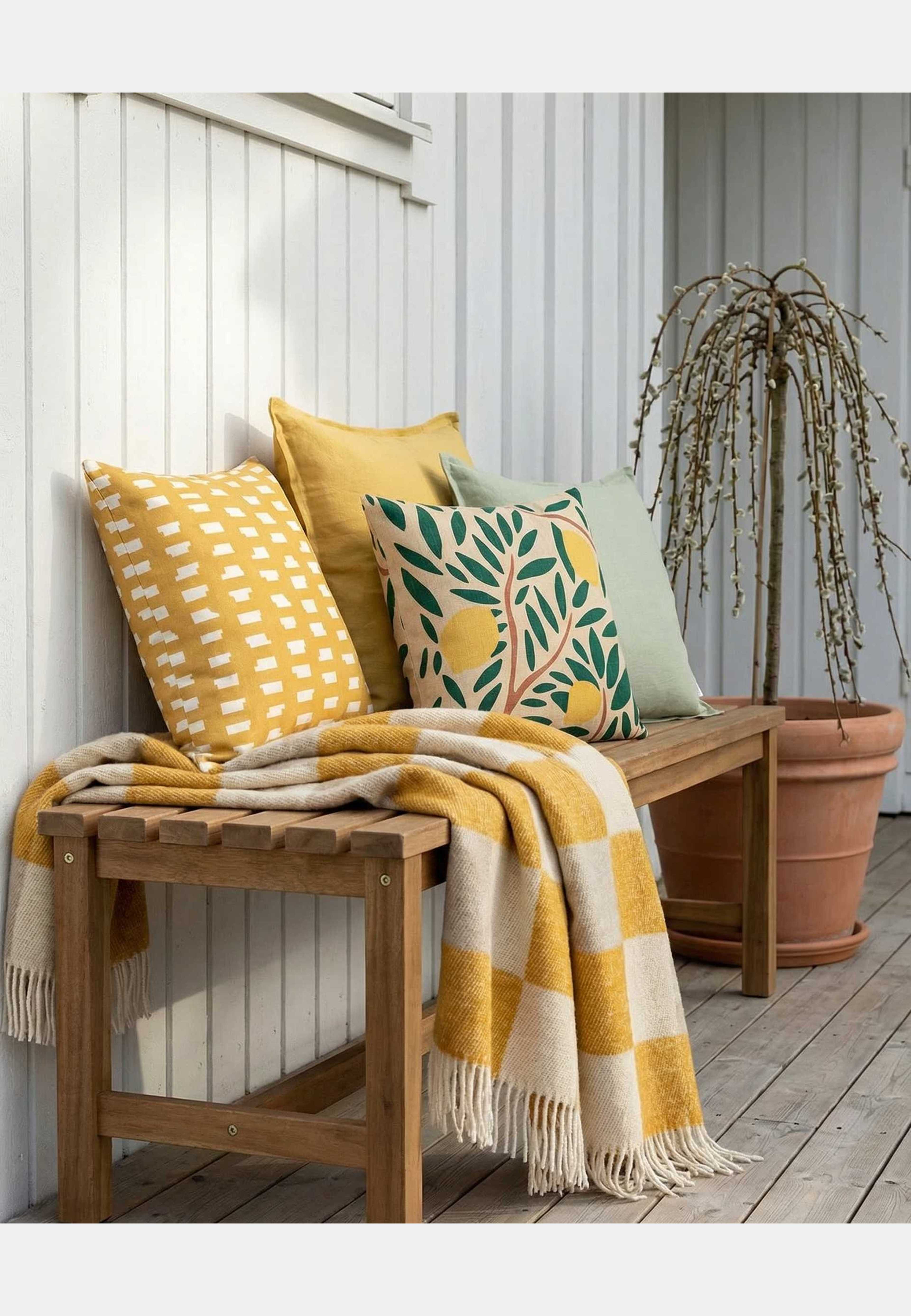 Kuddfodral Ikat Block, från Classic Collection, i färgen ockra. Klicka för att öppna bilden i stort format