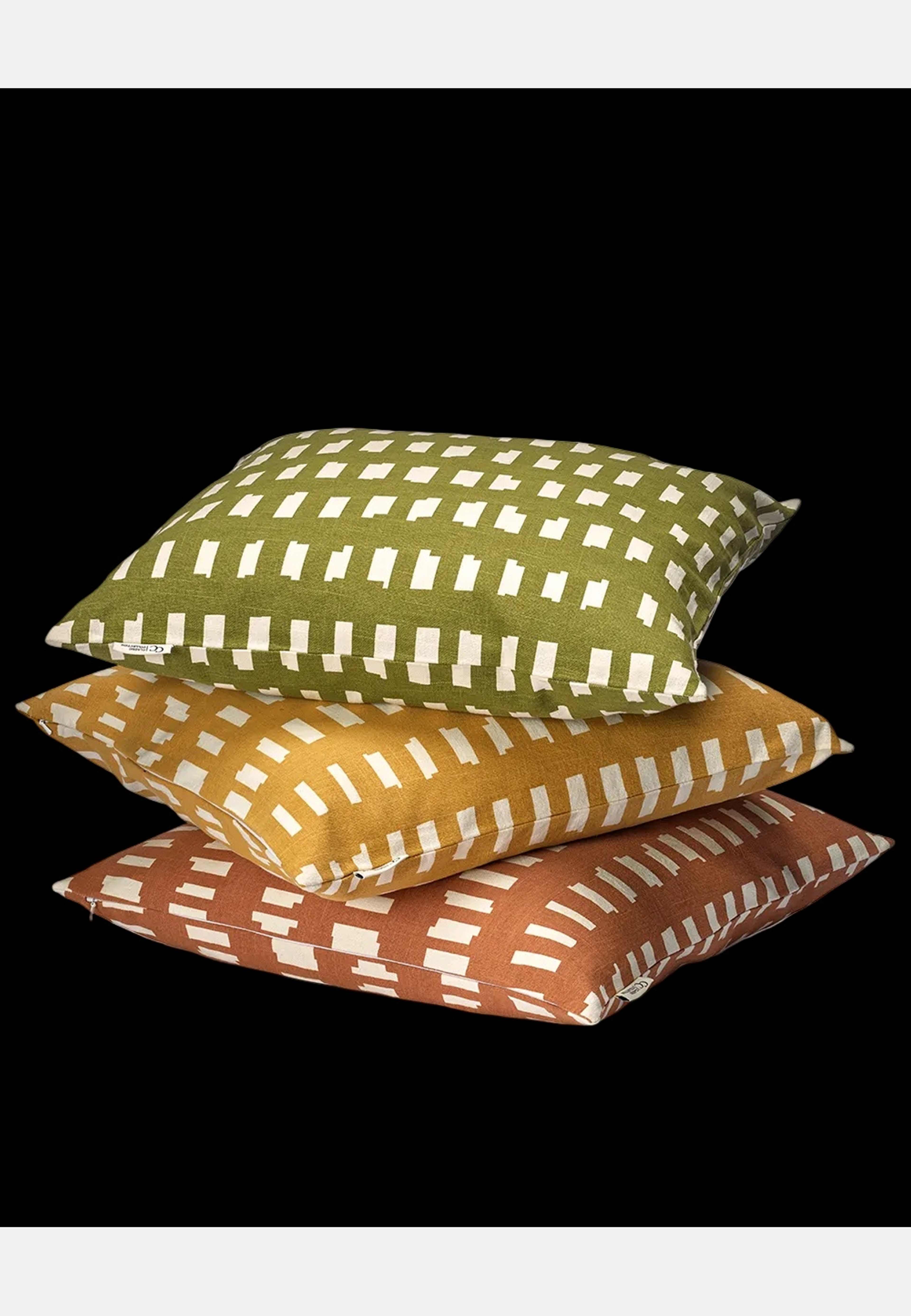 Kuddfodral Ikat Block, från Classic Collection, i färgen ockra. Klicka för att öppna bilden i stort format