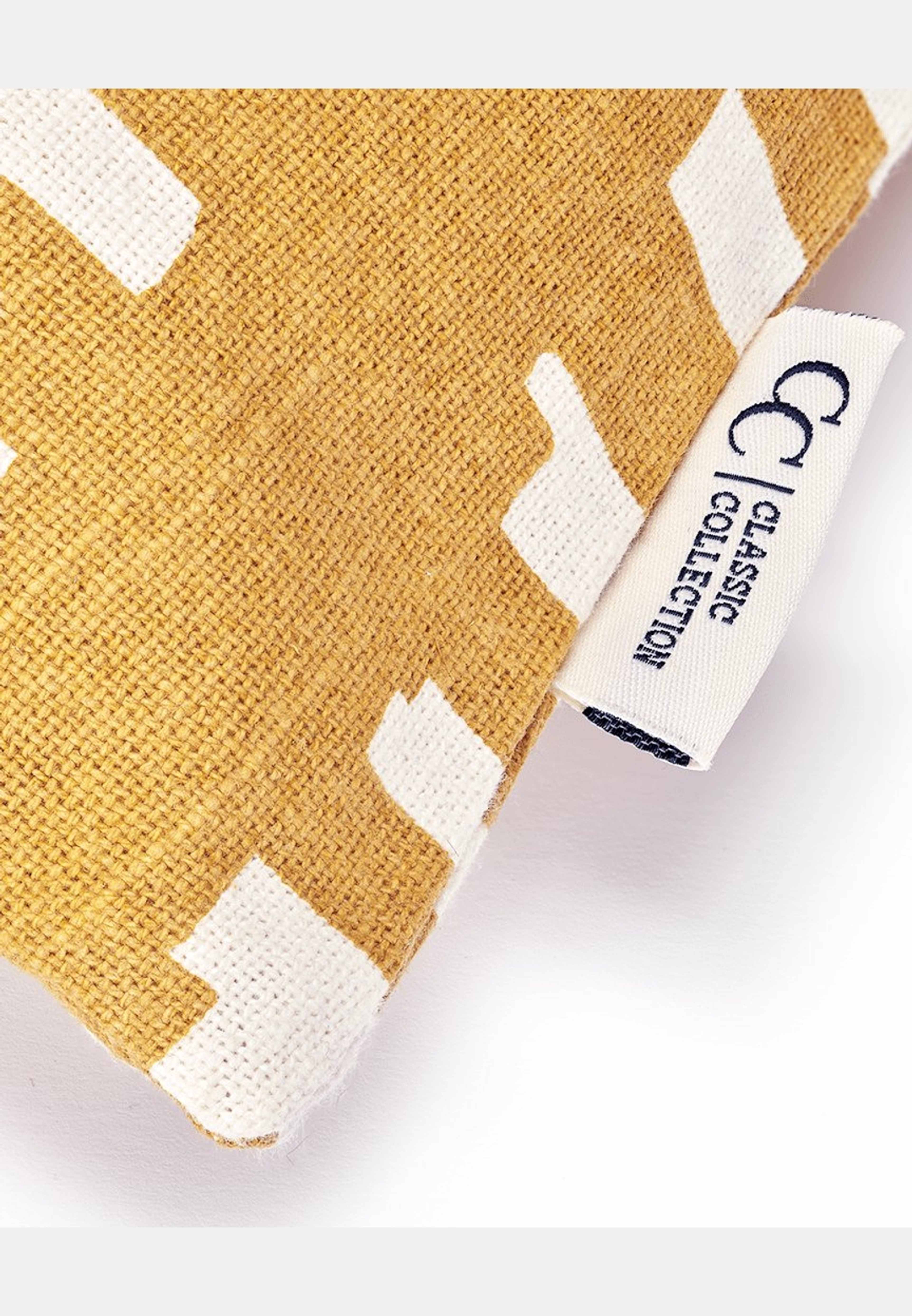 Kuddfodral Ikat Block, från Classic Collection, i färgen ockra. Klicka för att öppna bilden i stort format