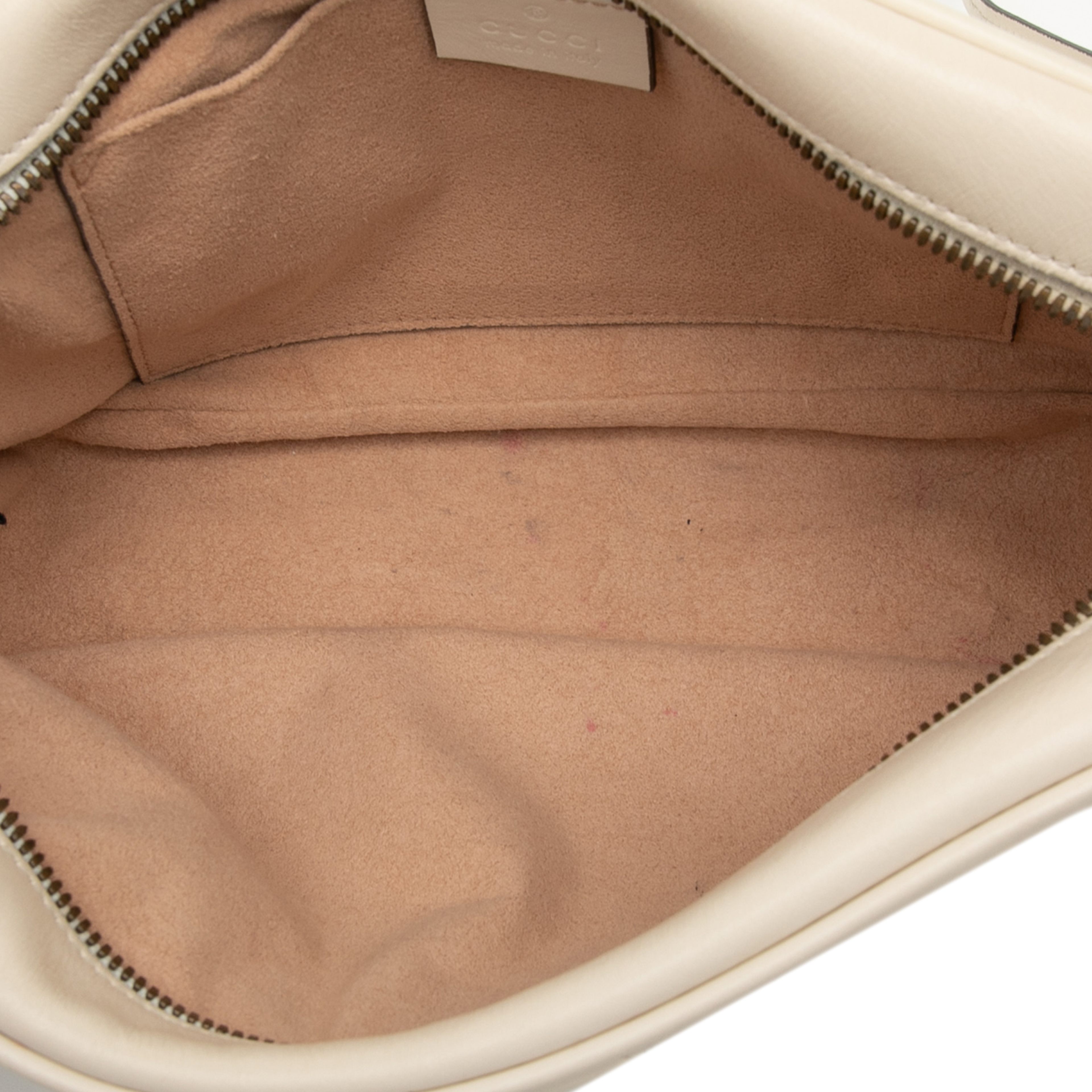 Gucci Small Gg Marmont Matelasse Leather Crossbody, från Luxclusif, i färgen white. Klicka för att öppna bilden i stort format