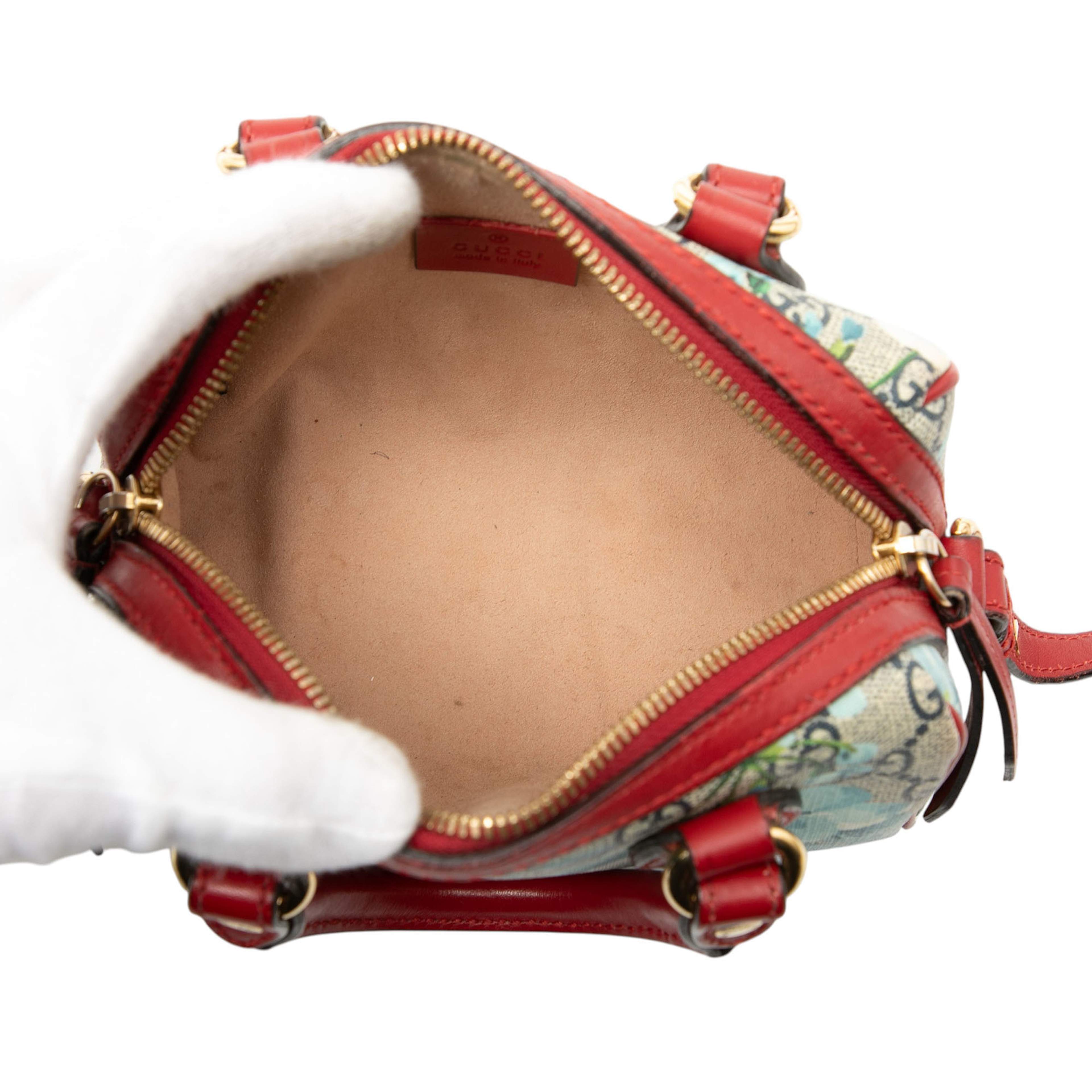 Gucci Mini Gg Supreme Blooms Boston Bag, från Luxclusif, i färgen beige. Klicka för att öppna bilden i stort format