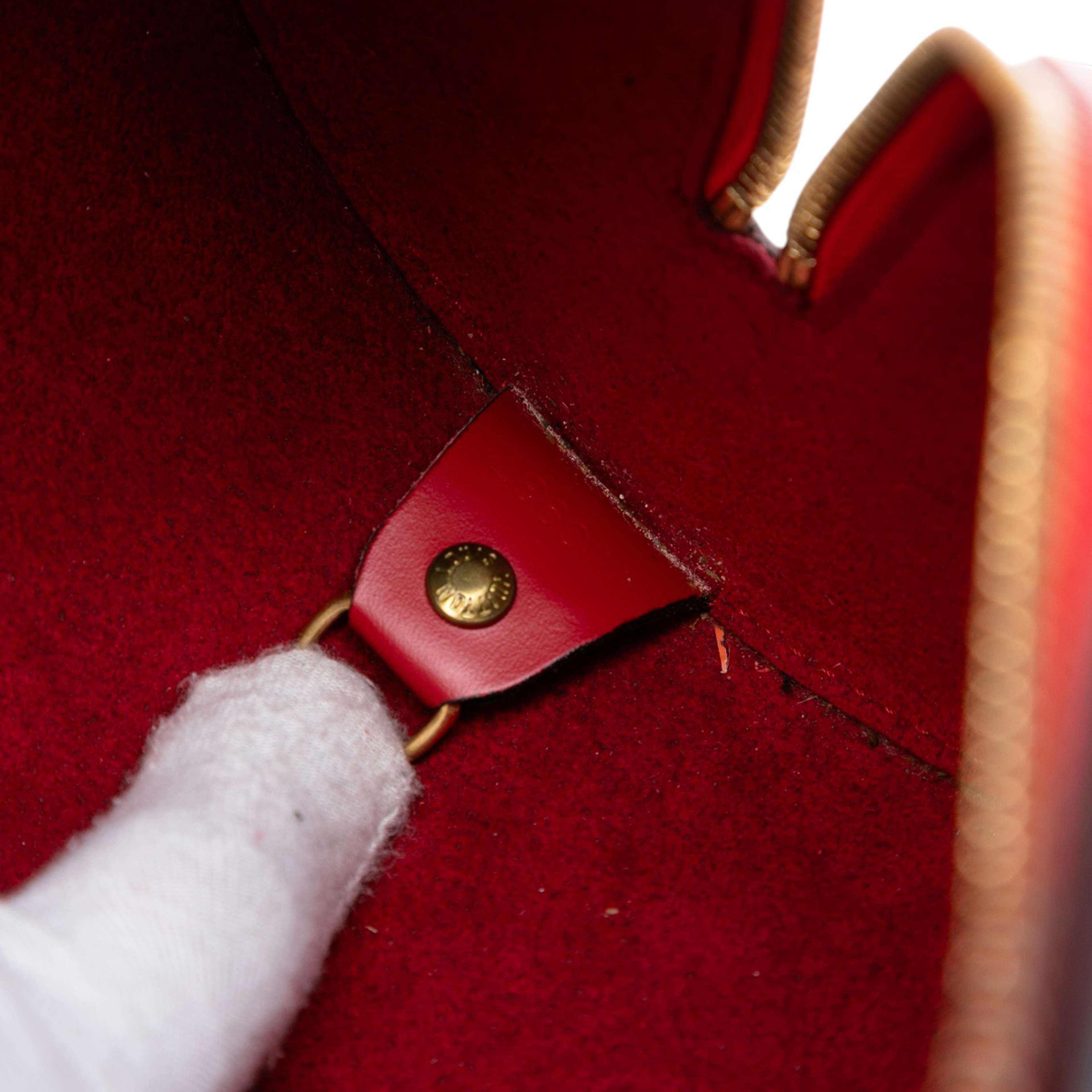 Louis Vuitton Epi Soufflot, från Luxclusif, i färgen red. Klicka för att öppna bilden i stort format