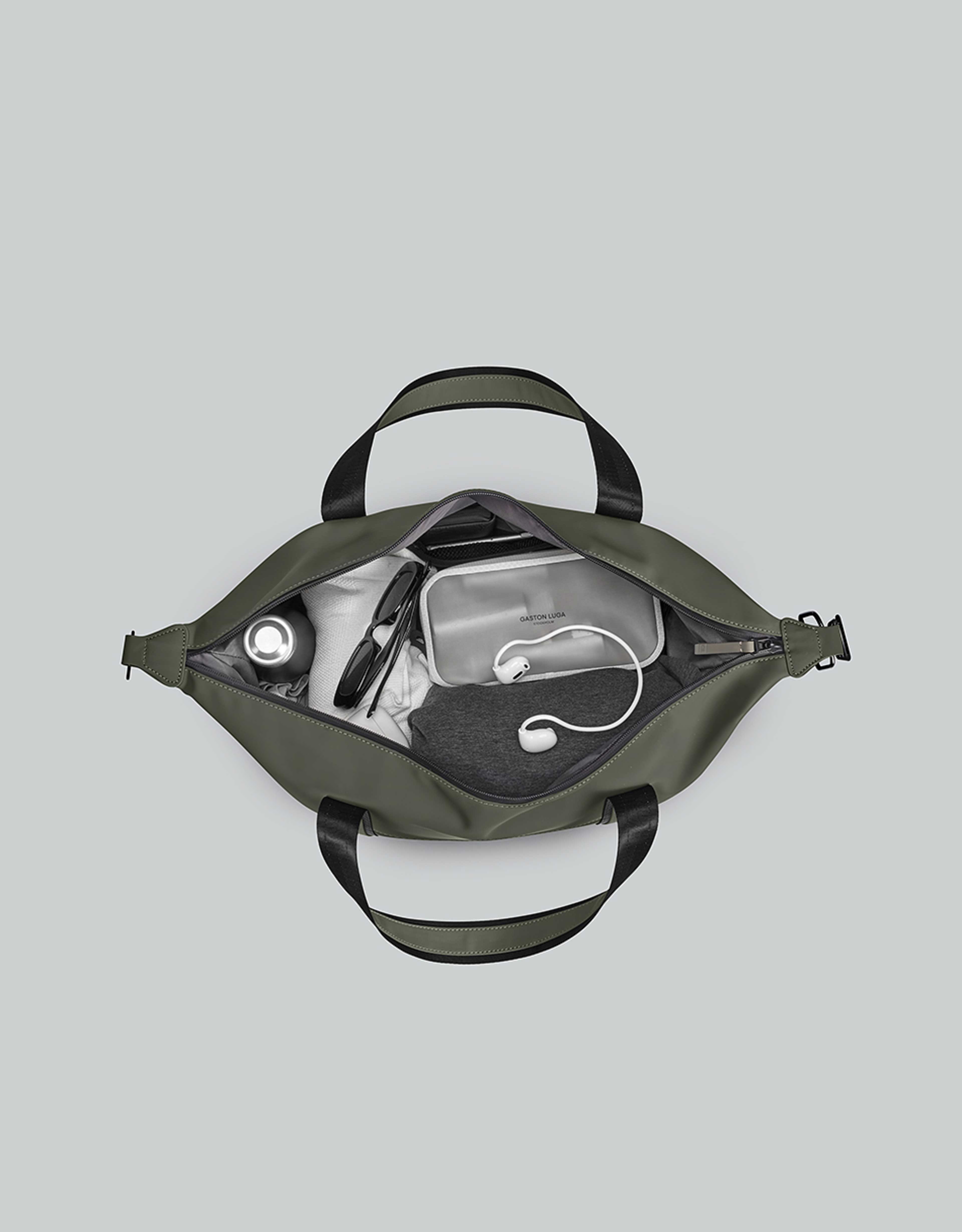 Däsh Weekender 2.0 Small, från Gaston Luga, i färgen olive. Klicka för att öppna bilden i stort format