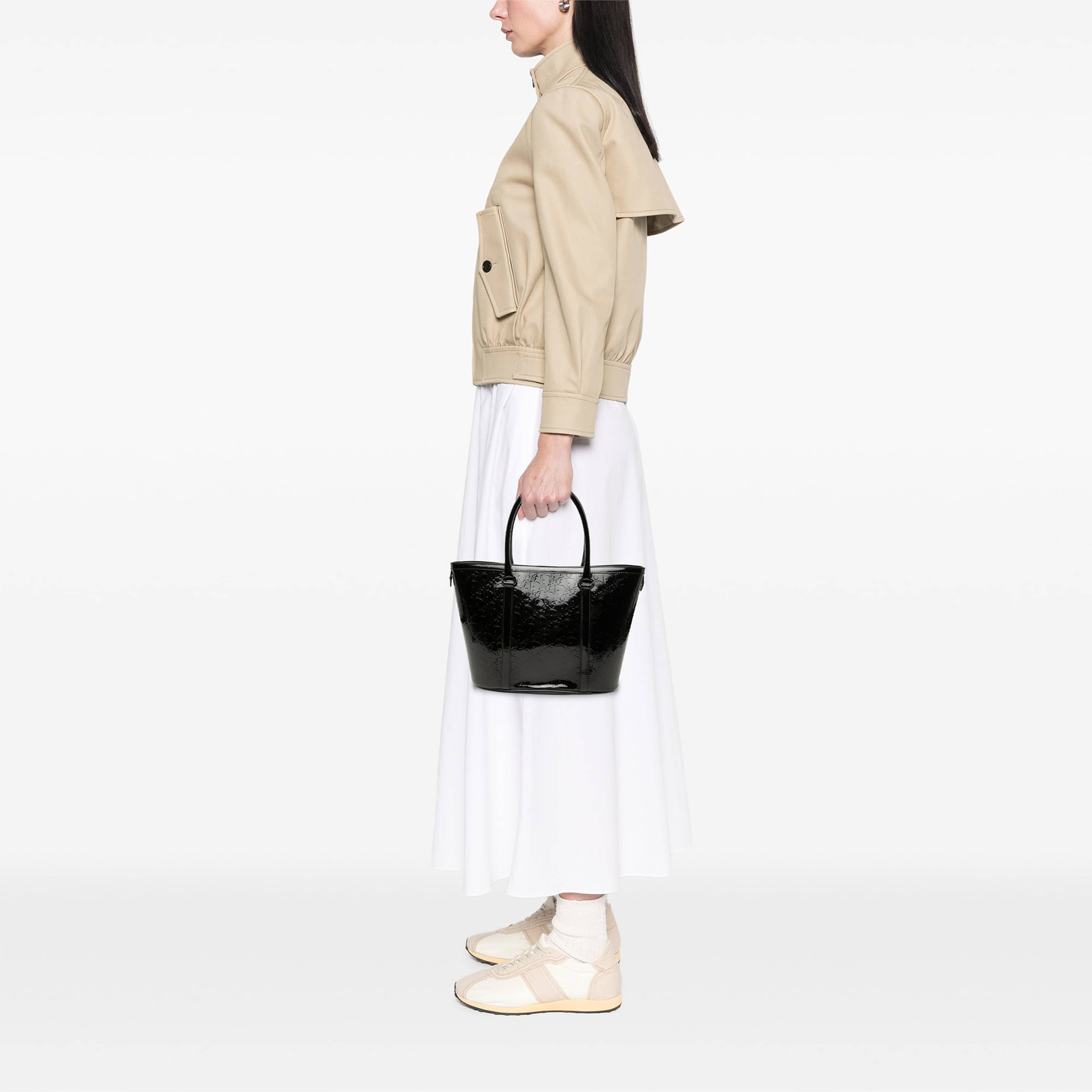 Dior Diorissimo Trotter Patent Tote, från Luxclusif, i färgen svart. Klicka för att öppna bilden i stort format