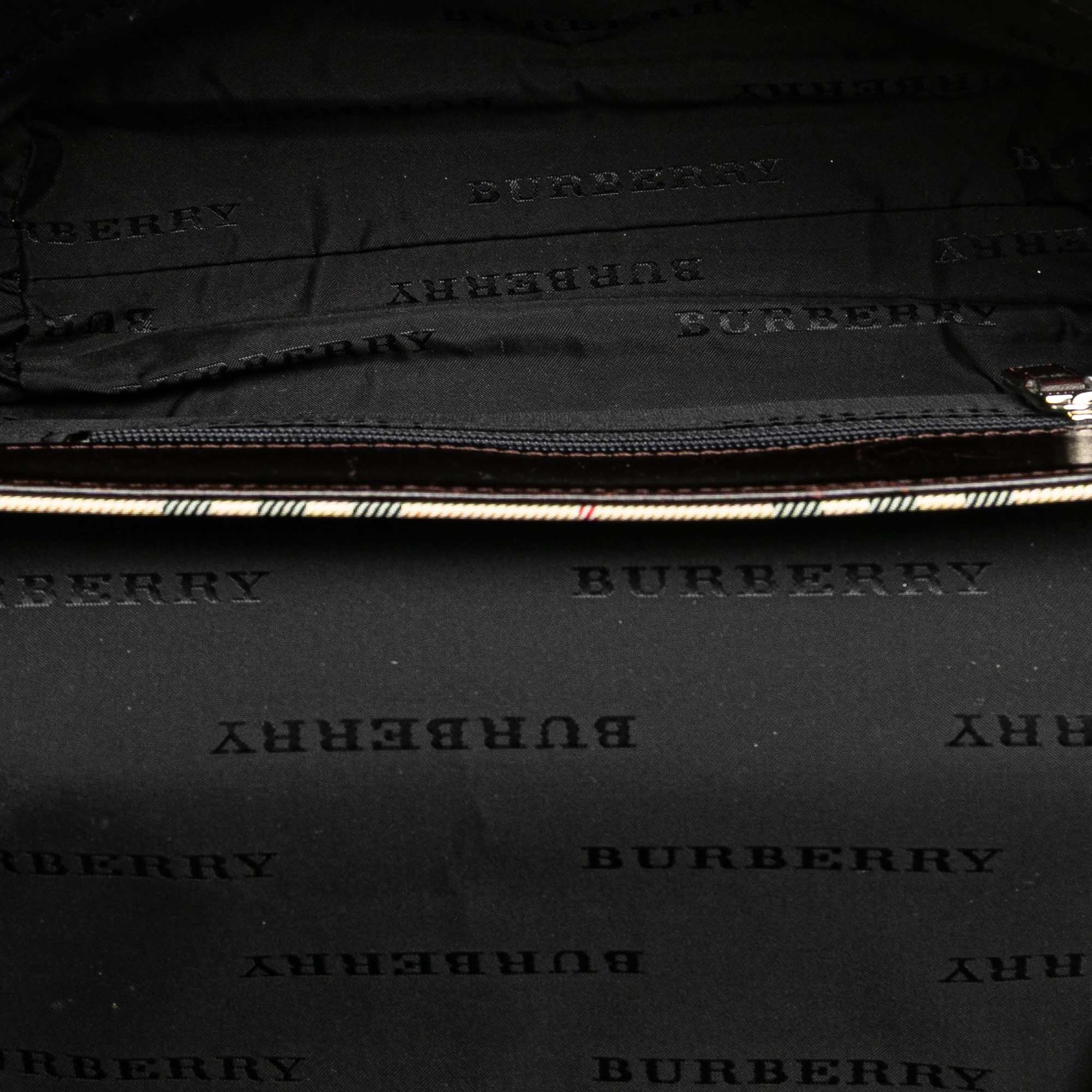 Burberry House Check Canvas Flap Crossbody, från Luxclusif, i färgen beige. Klicka för att öppna bilden i stort format