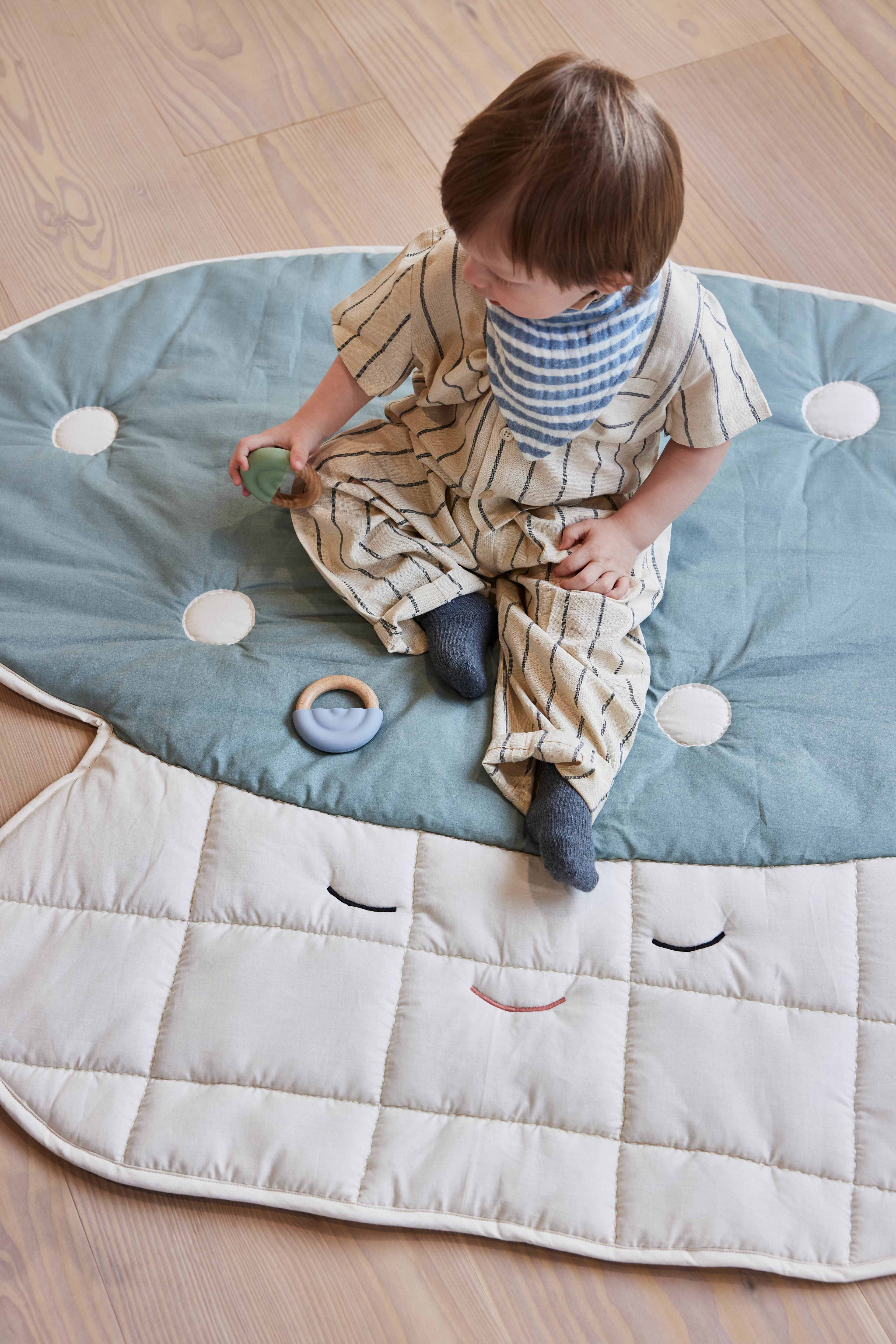 Mushroom Quilted Blanket, från OYOY Mini, i färgen pale blue,offwhite. Klicka för att öppna bilden i stort format