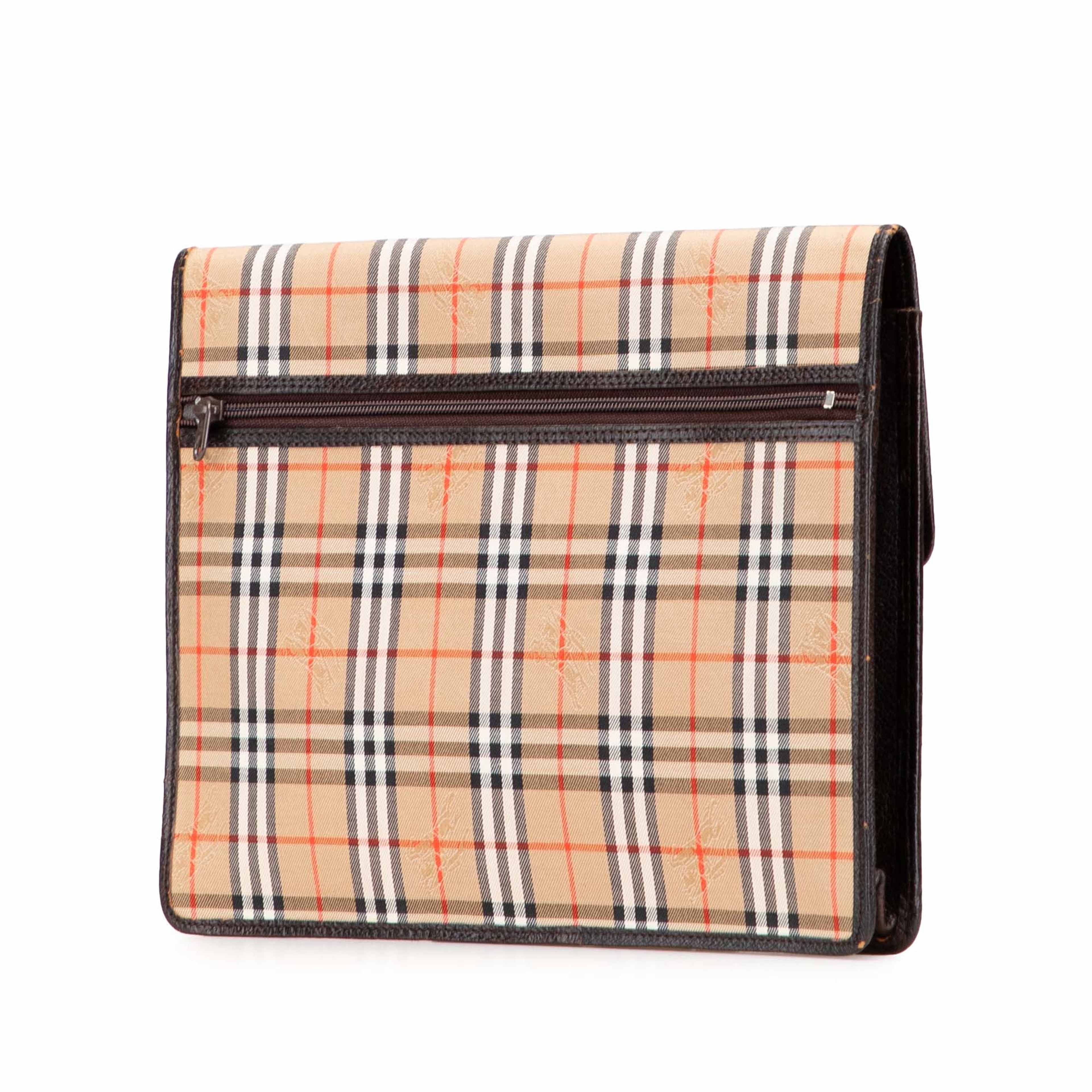Burberry Haymarket Check Canvas Clutch, från Luxclusif, i färgen beige. Klicka för att öppna bilden i stort format