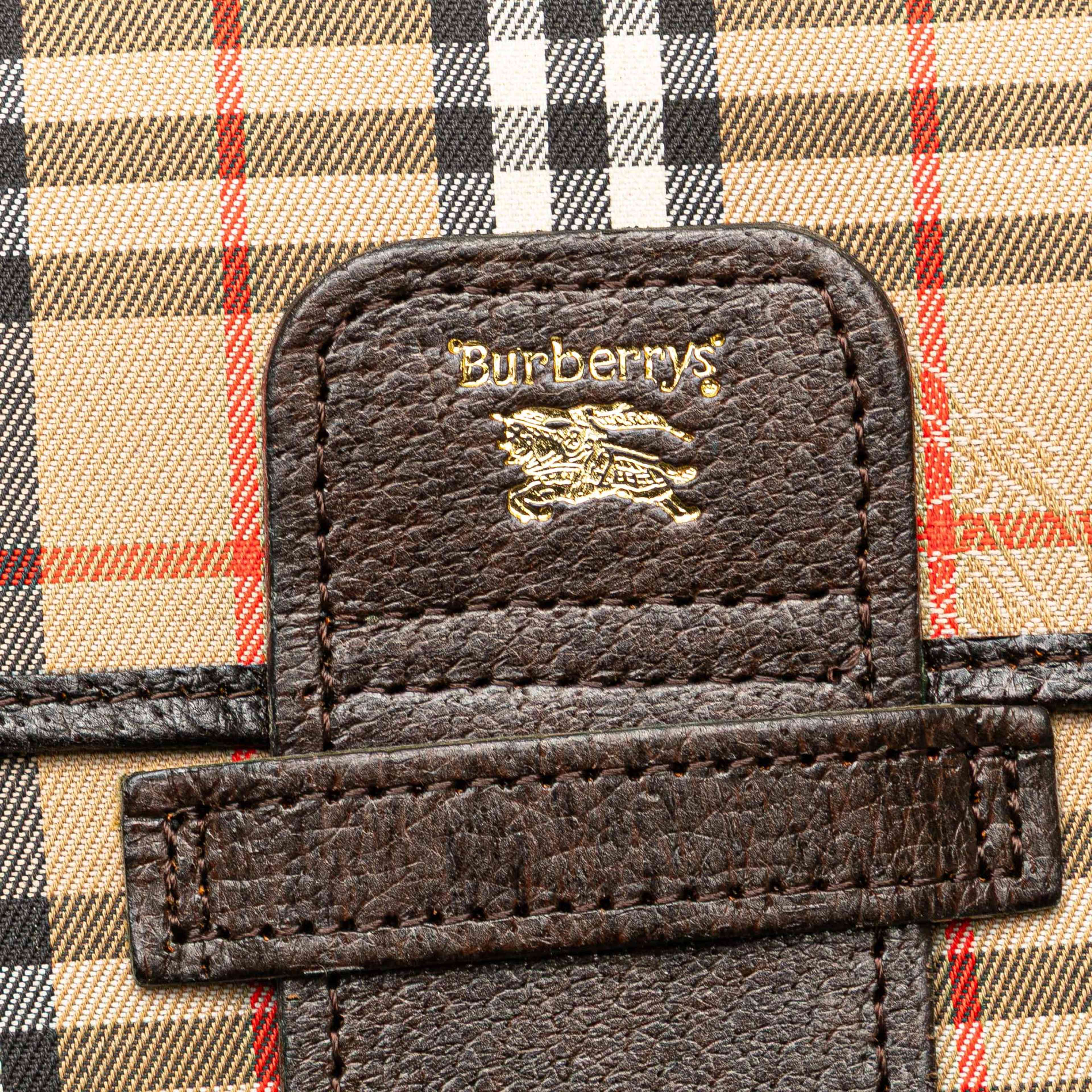Burberry Haymarket Check Canvas Clutch, från Luxclusif, i färgen beige. Klicka för att öppna bilden i stort format